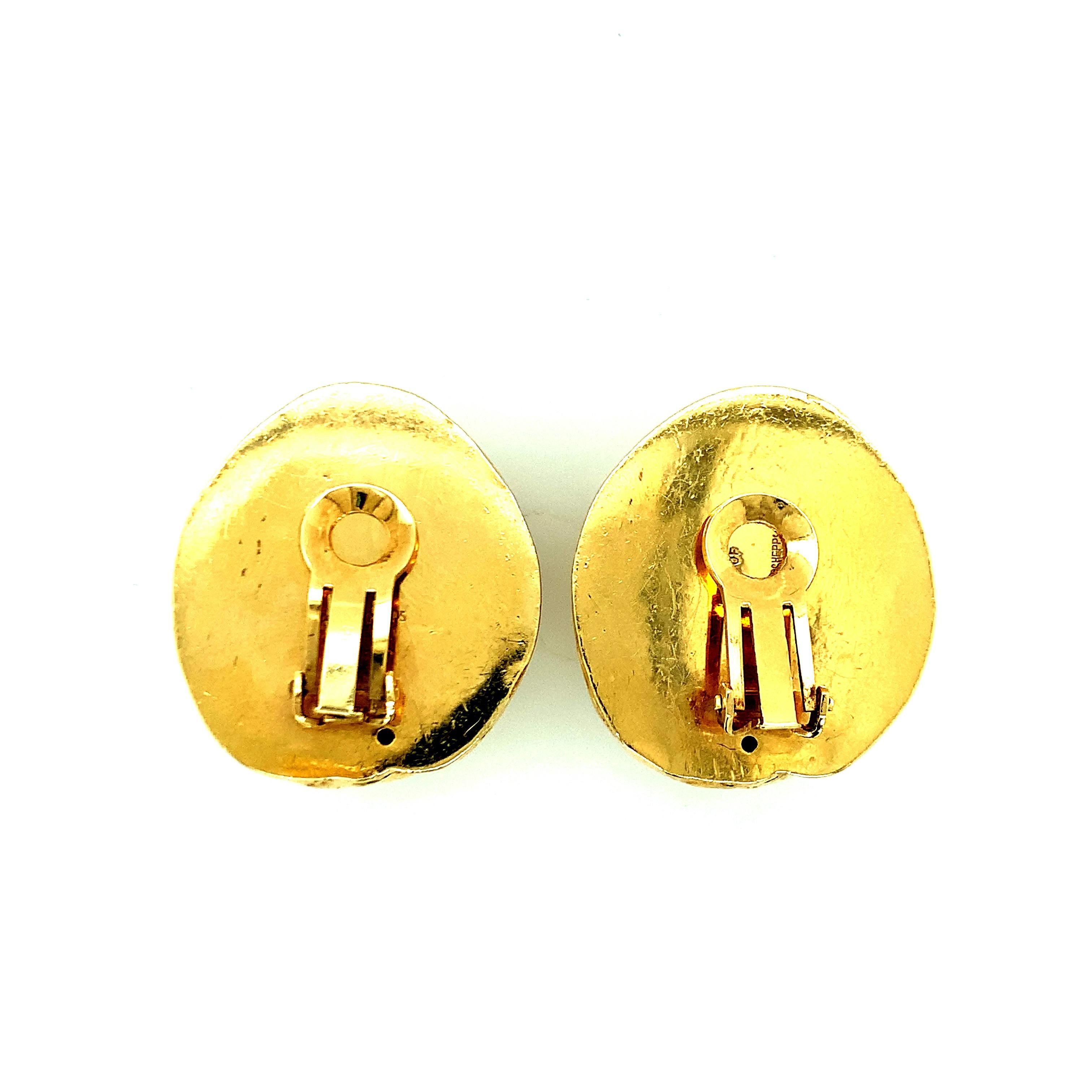 Seaman Schepps unique ear clips that come in the form of 18 karat yellow gold walnuts. With a total weight of 49.3 grams, these ear clips are certain to catch everyone’s attention. Marked Seaman Schepps. Width: 3 cm. Length: 3.2 cm. 