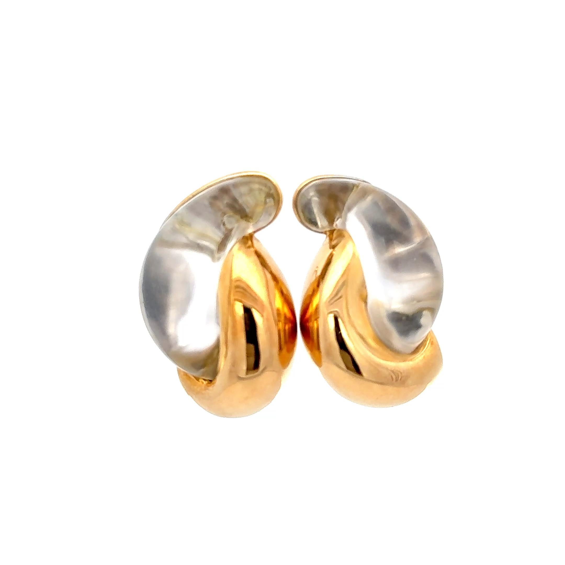 Pendientes Seaman Schepps de medio eslabón de cristal de roca en oro amarillo de 18 quilates. Los pendientes miden aproximadamente 1,25