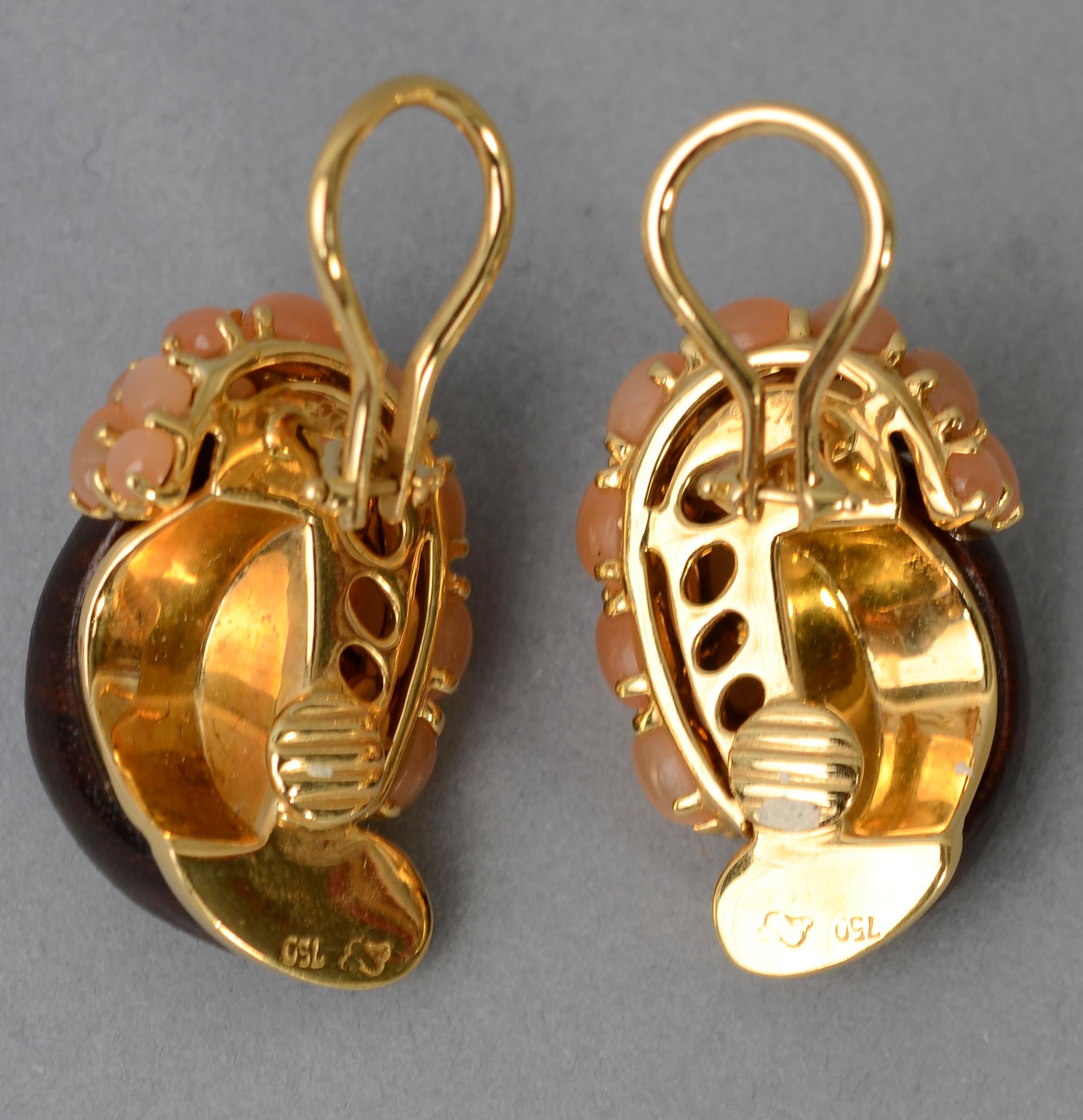Seemann Schepps Ohrringe aus halbem Holz und rosa Mondstein (Cabochon) im Angebot