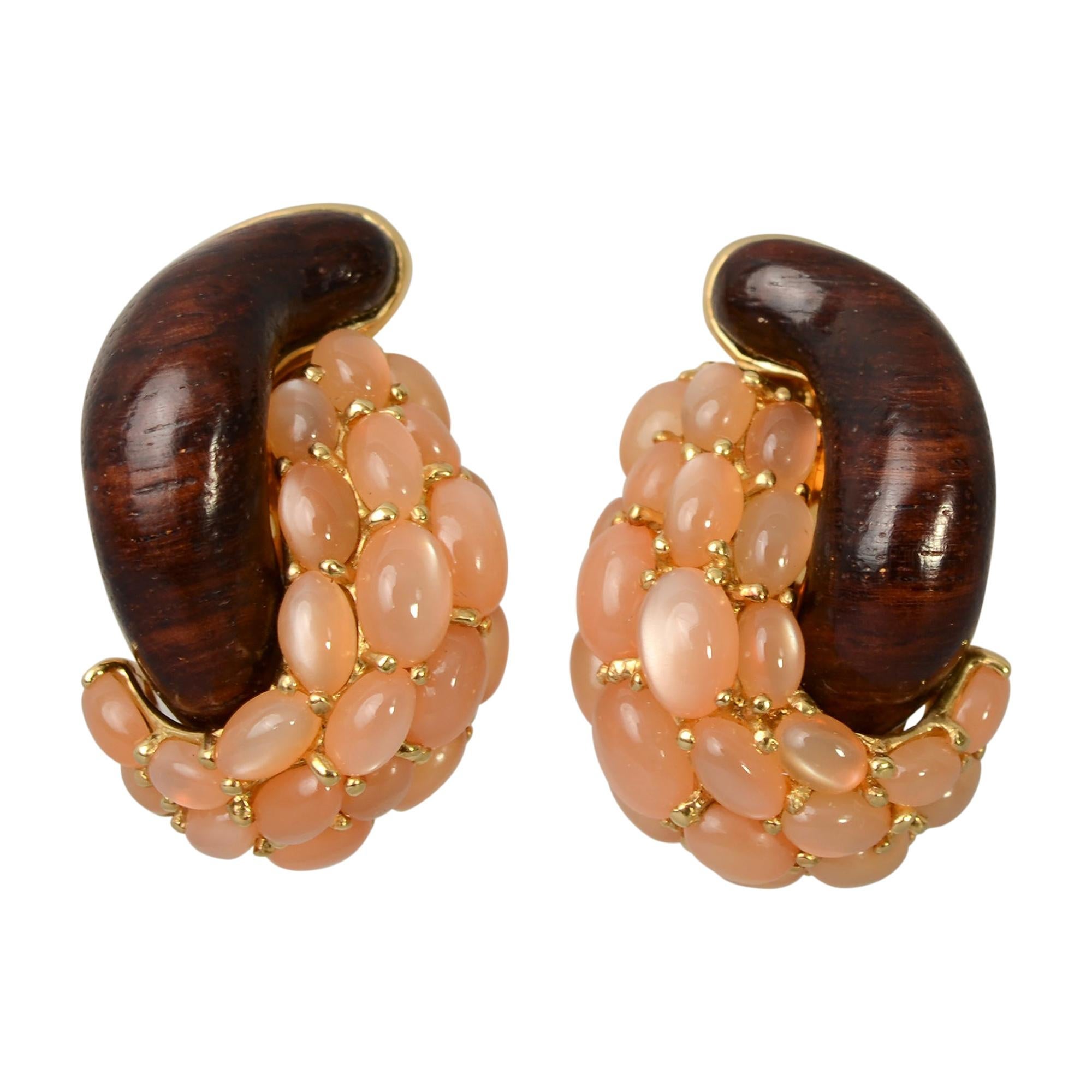 Pendientes Seaman Schepps de medio eslabón de madera y piedra de luna rosa en venta