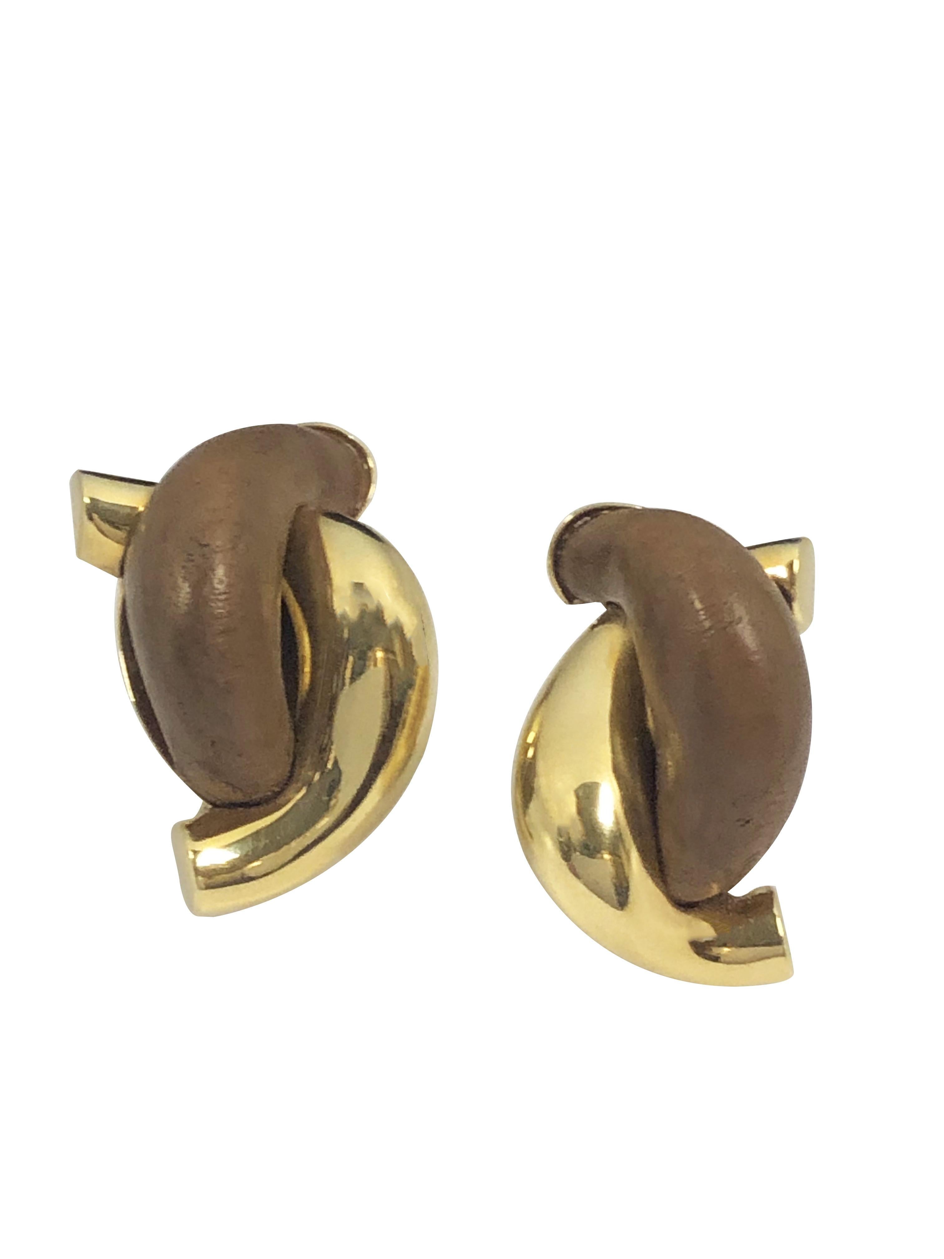 Seaman Schepps Iconic Wood and Yellow Gold earrings en Excelente estado para la venta en Chicago, IL