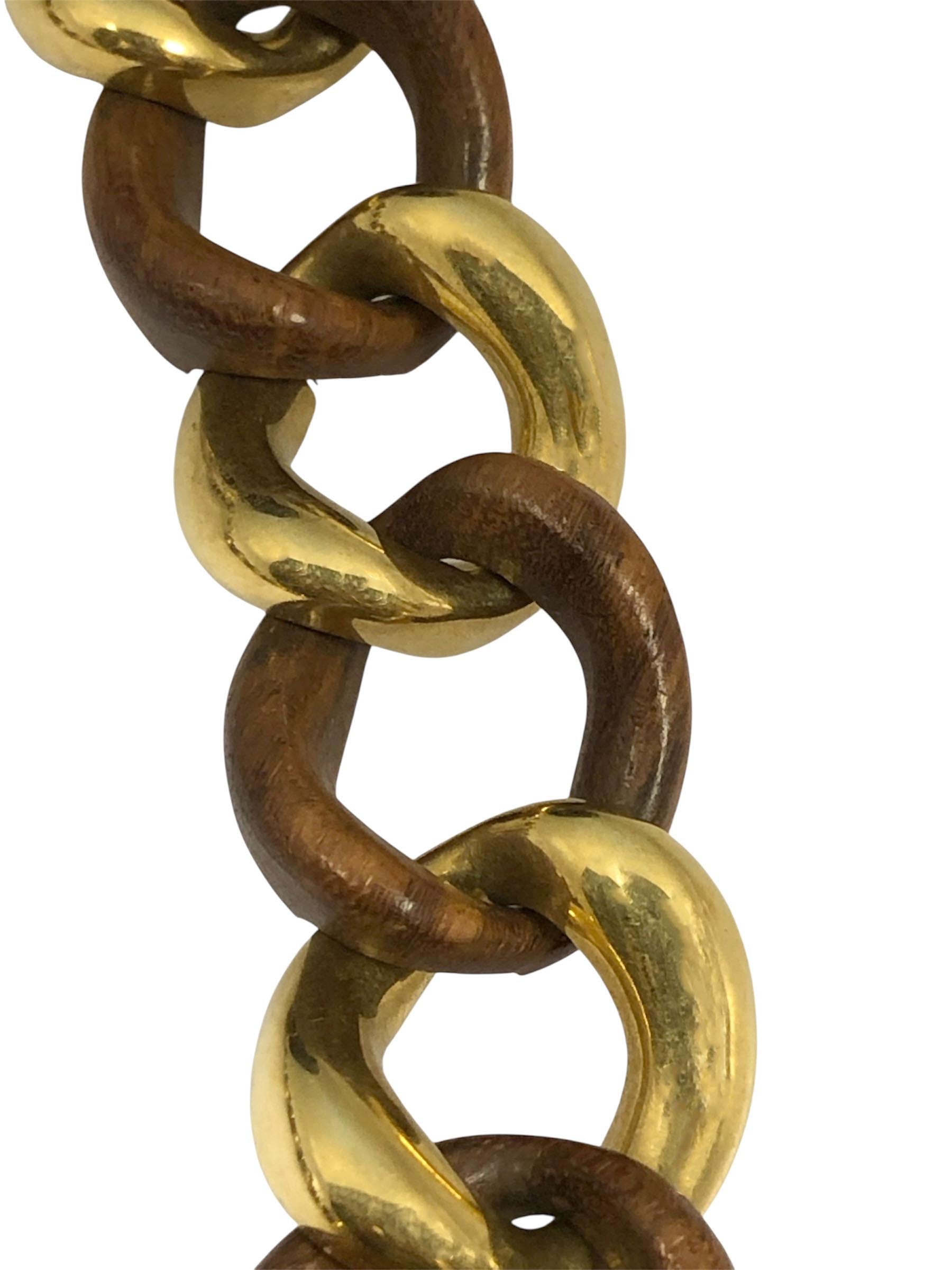 Circa 1990 Collar Seaman Schepps de oro amarillo de 18 quilates y madera de ébano, mide 20,5 pulgadas de largo y 1 pulgada de ancho. El diseño clásico que hizo famoso Seaman Schepps.