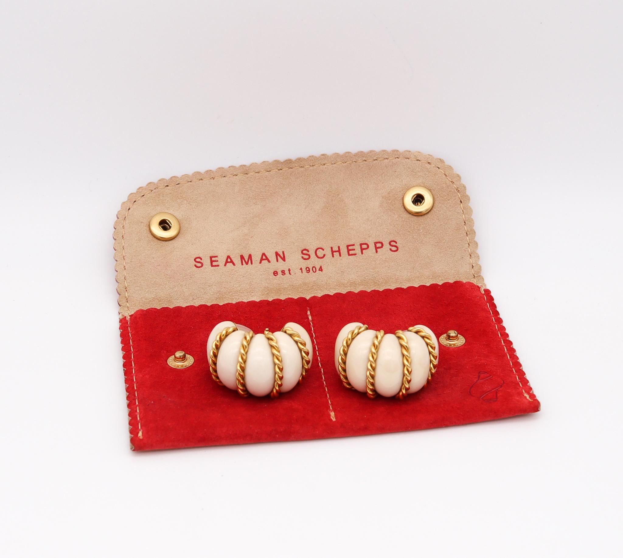 Ein Paar Clip-Arringe, entworfen von Seaman Schepps.
Ein großes Vintage-Paar, das in den 1980er Jahren im Studio von Seaman Schepps in New York City hergestellt wurde. Diese Clips Ohrringe wurden in massivem Gelbgold von 18 Karat mit