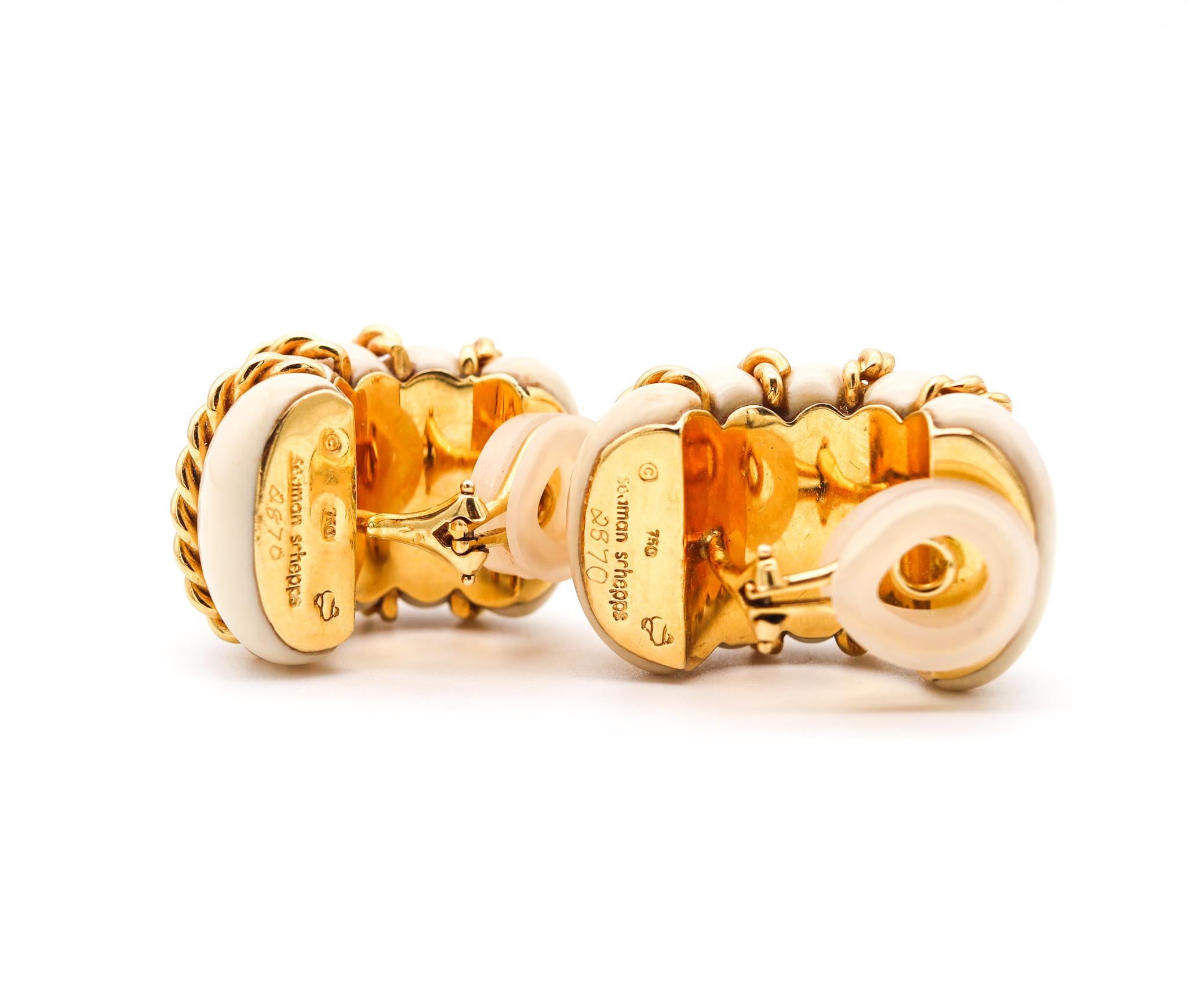 Seaman Schepps Jumbo-Schirmklammer-Ohrclips aus 18 Karat Gelbgold und geschnitzter weier Koralle (Cabochon)