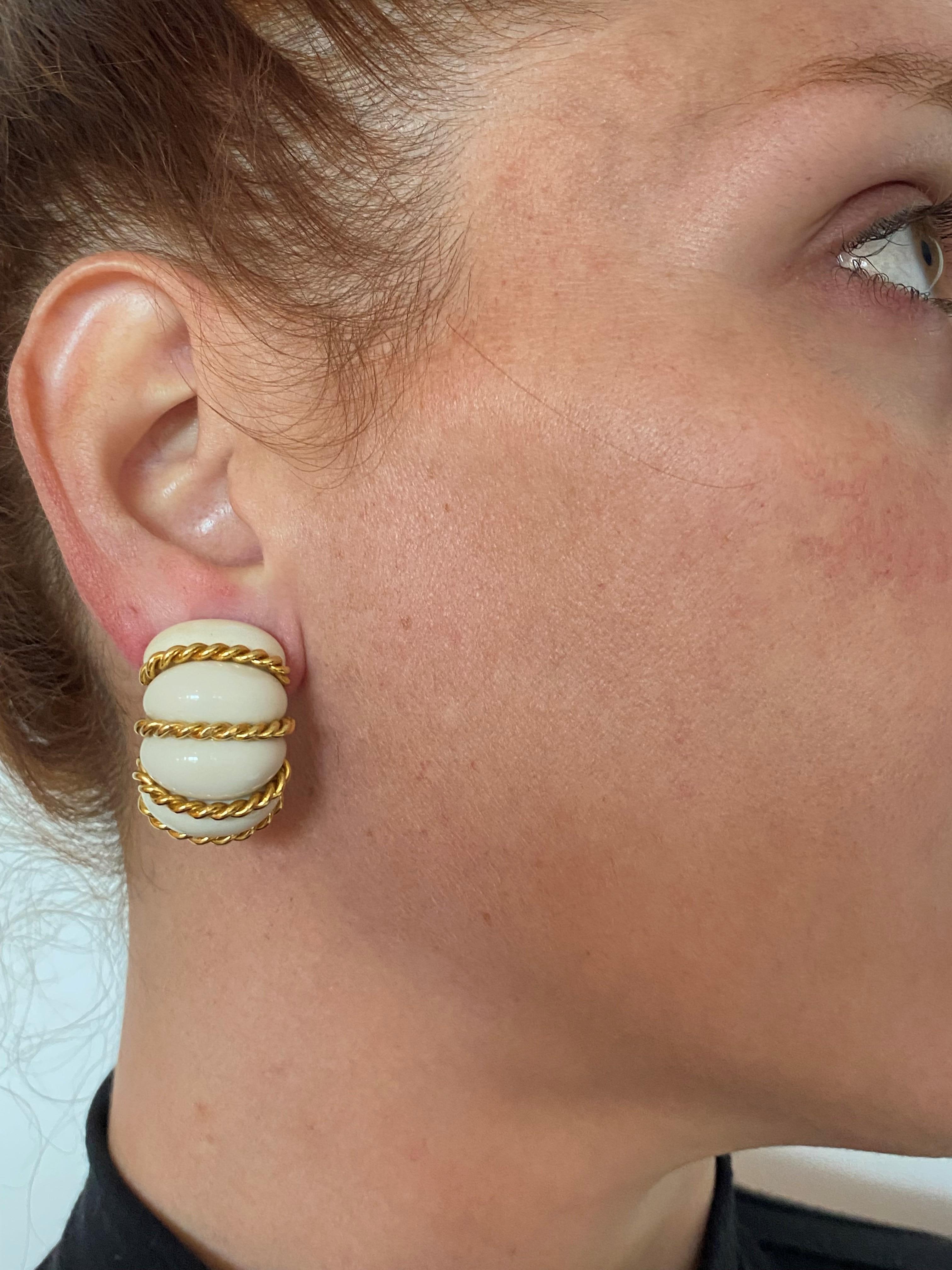 Seaman Schepps Jumbo-Schirmklammer-Ohrclips aus 18 Karat Gelbgold und geschnitzter weier Koralle Damen