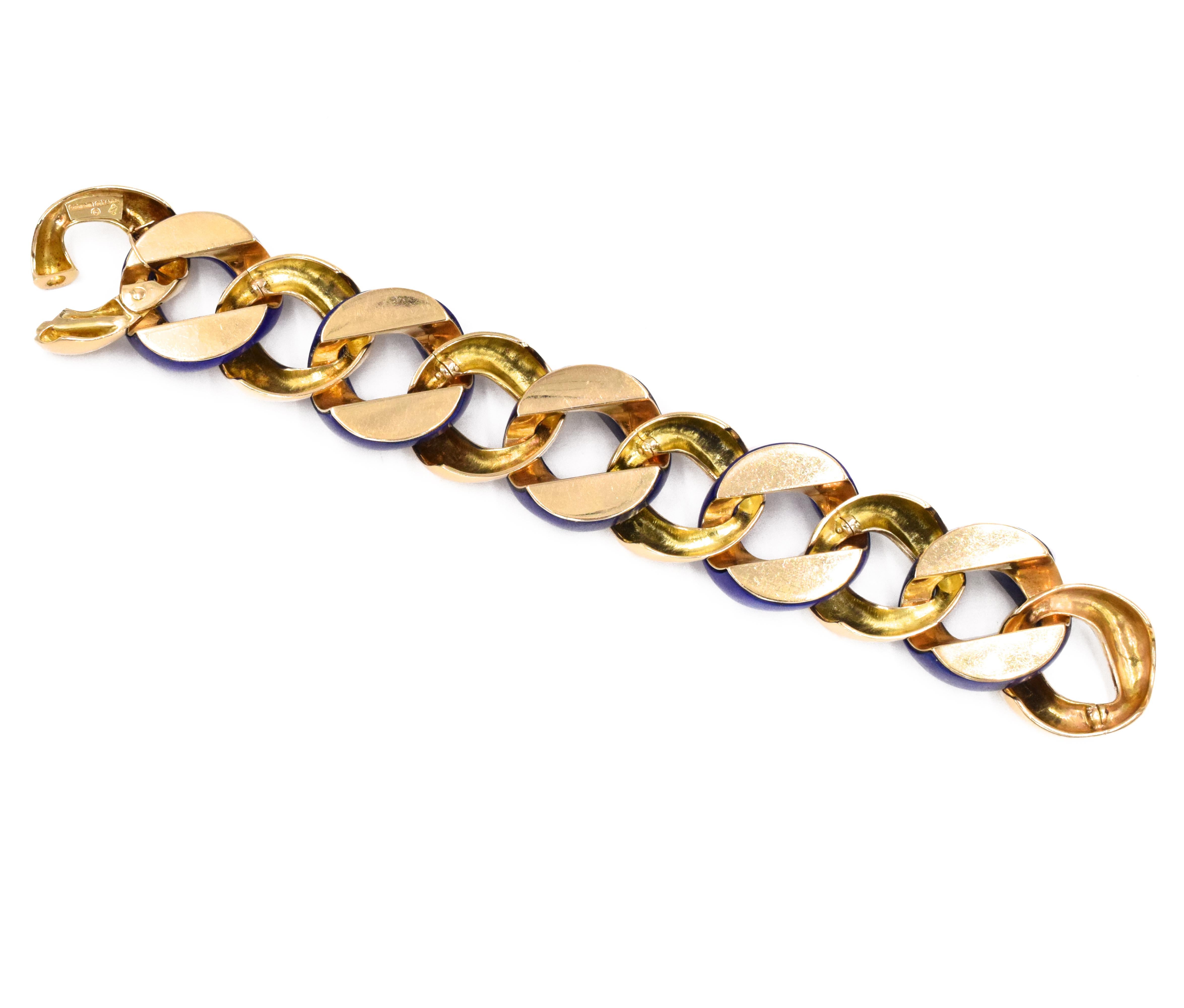 Markenzeichen Stil Seemann Schepps Lapislazuli und Gold-Armband. Dieses Armband besteht aus Gliedern aus 18 Karat Gelbgold und Lapislazuli:: der in 18 Karat Gelbgold gefasst ist. Signiert Seemann Schepps und Herstellerzeichen. Länge: 8.5 Zoll.