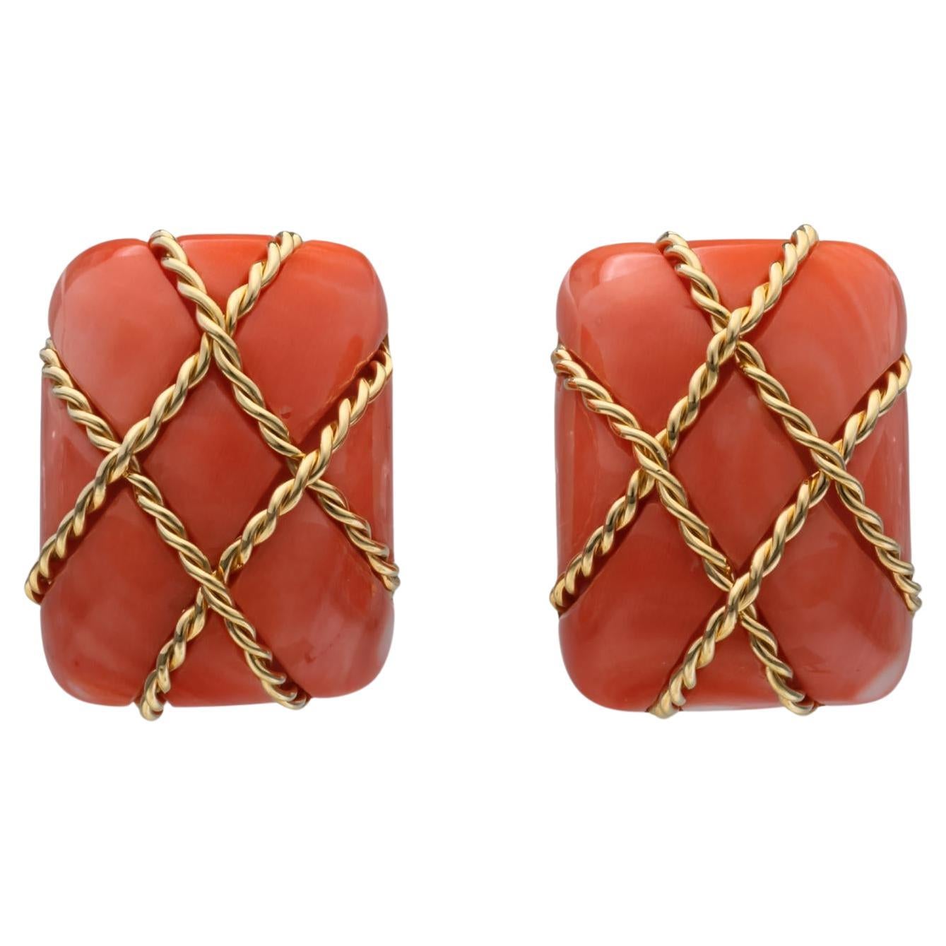 Orecchini Seaman Schepps Monumental in corallo e oro giallo 18 carati