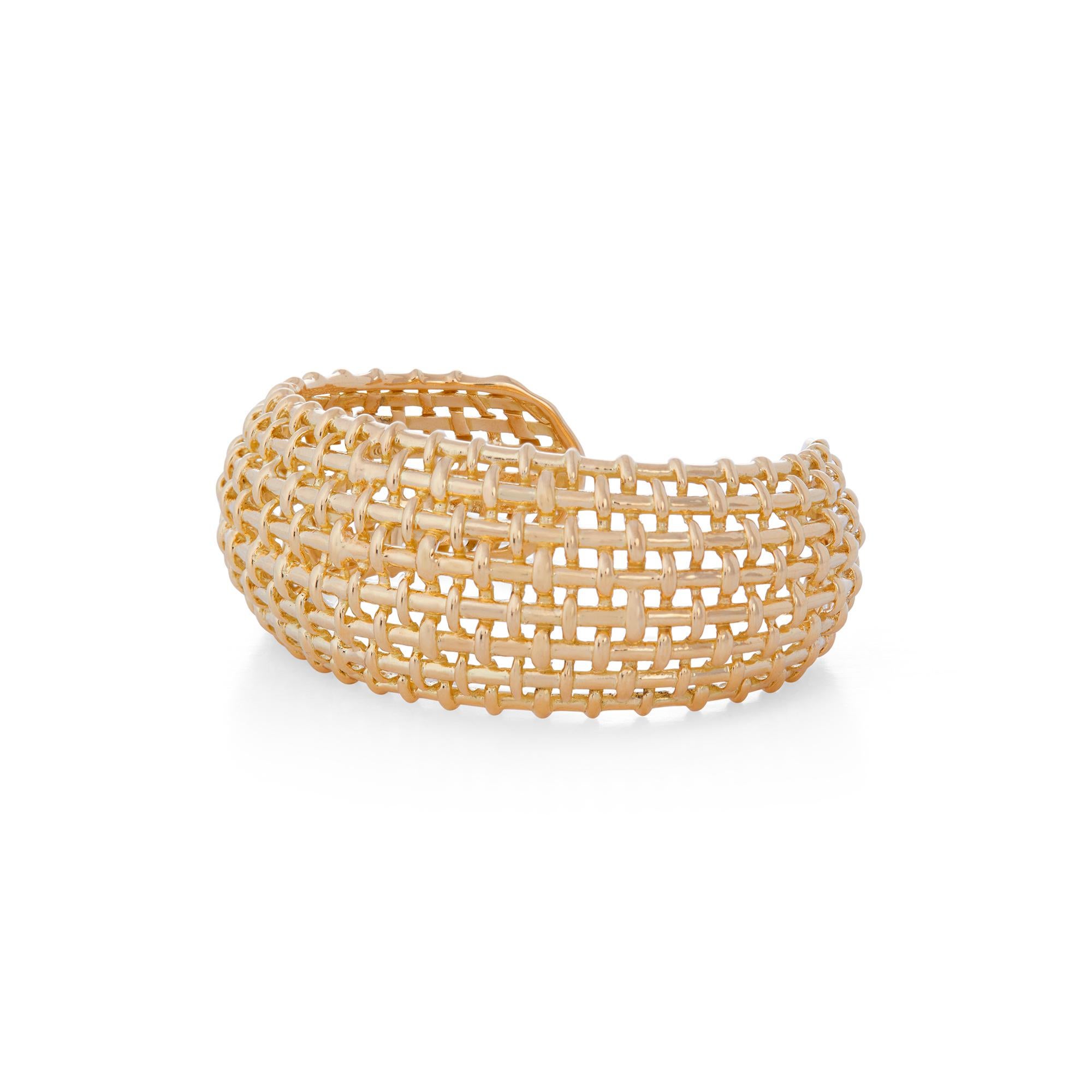 Authentisches Seaman Schepps Nantucket Lightship Manschettenarmband aus 18 Karat Gelbgold.  Das Armband ist vom Nantucket-Korb inspiriert und besteht aus einem kunstvoll geflochtenen Muster aus hochglanzpoliertem Gold.  Das Armband misst 0,96 Zoll
