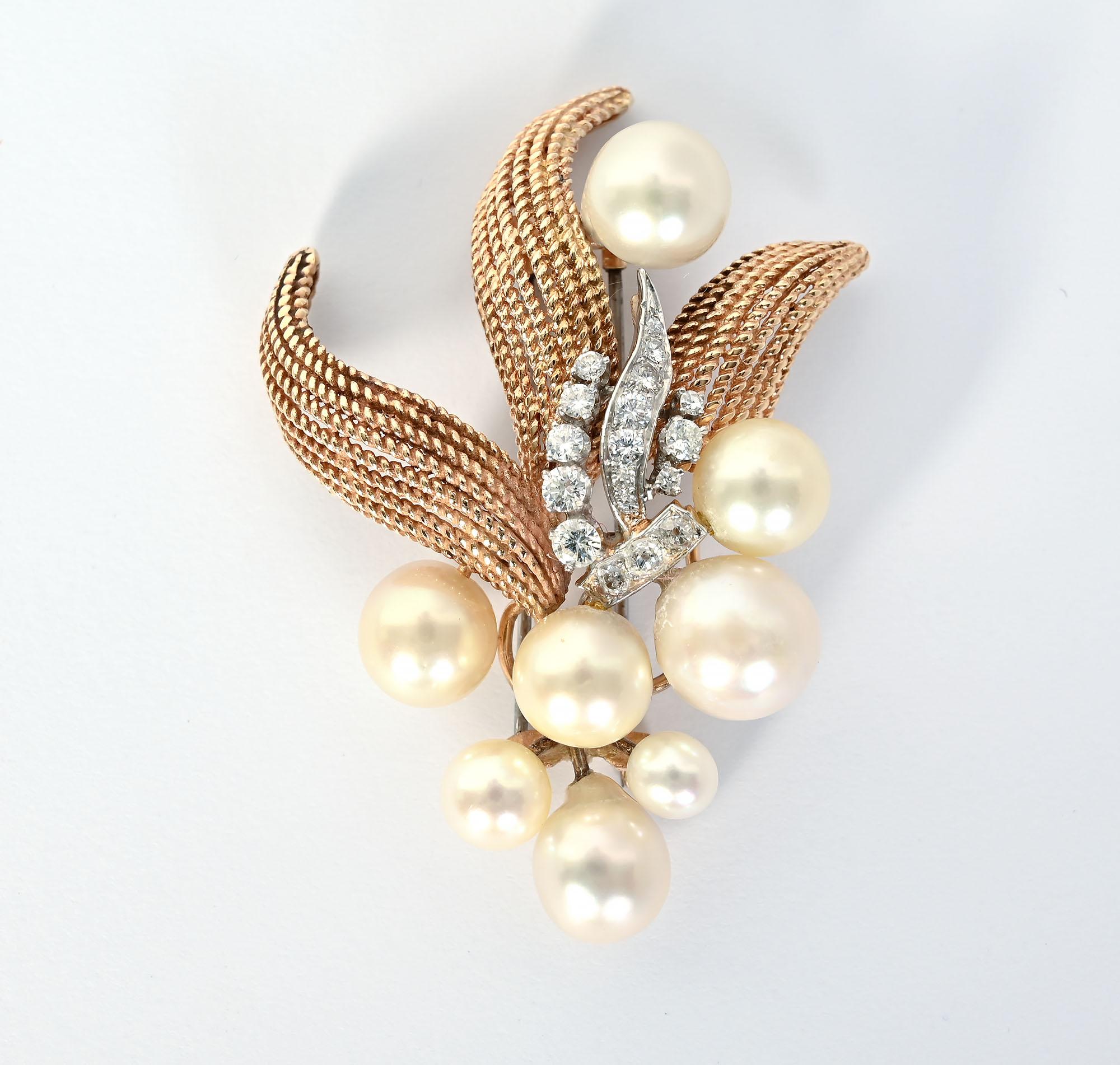 Elegant Retro broch par Seaman Schepps du milieu du 20ème siècle. La broche florale est sertie d'or 14 carats, ce qui témoigne de son ancienneté. Schepps n'a commencé à utiliser l'or 18 carats que dans les années 1960. La broche comporte 8 perles