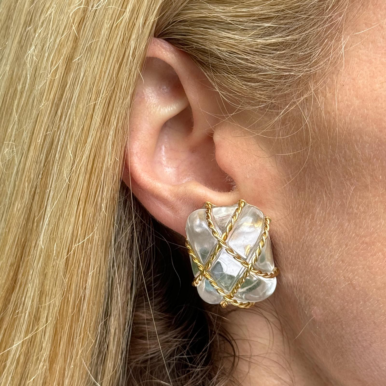 Diese atemberaubenden rechteckigen Ohrclips von Seaman Schepps sind in Bergkristall gefasst und in luxuriöses 18-karätiges Gelbgold geflochten. Der transparente, meisterhaft geschliffene Bergkristall erzeugt ein fesselndes Wechselspiel von Licht und