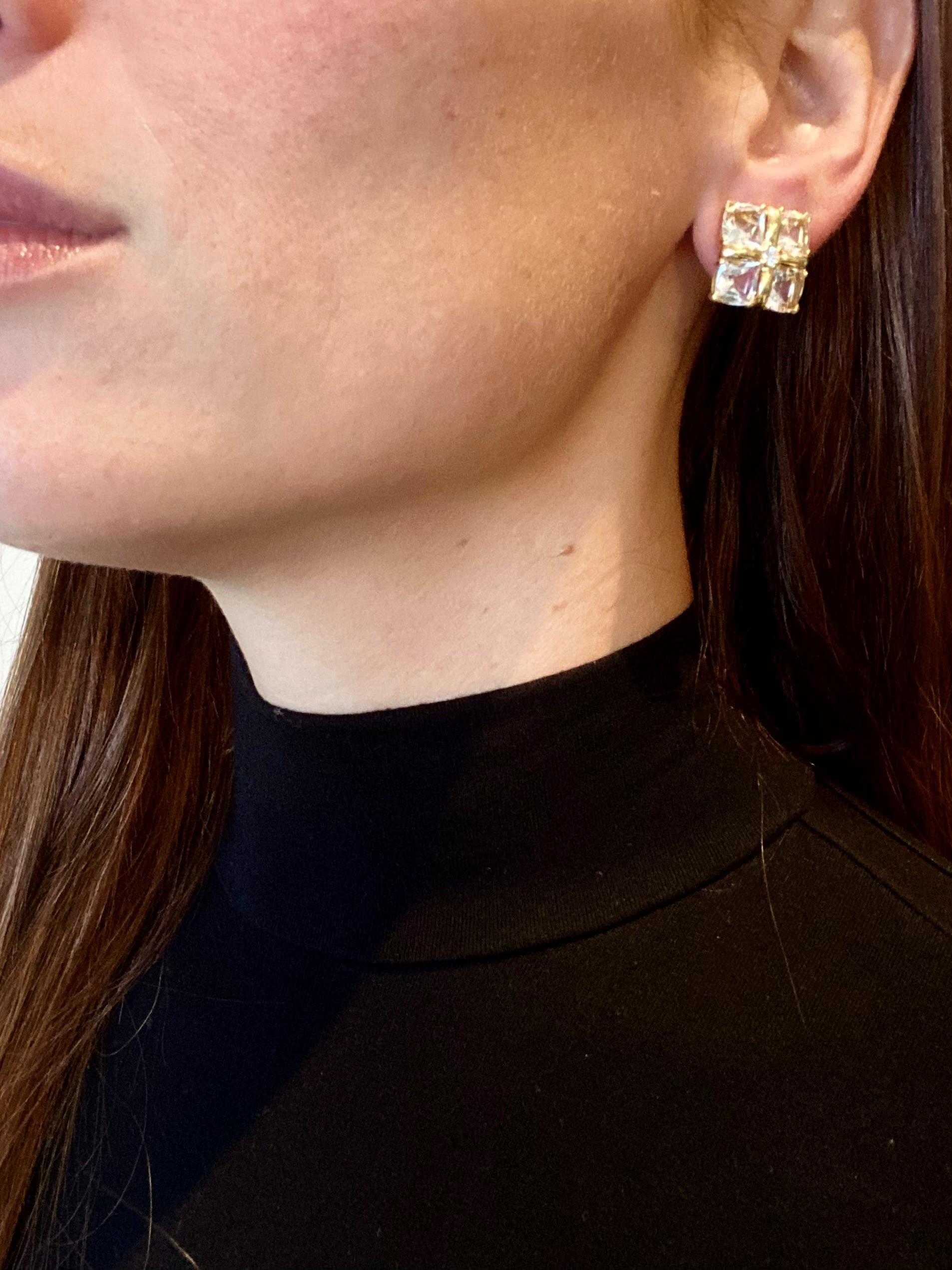 Quadratische Ohrringe mit Edelsteinen, entworfen von Seaman Schepps.

Hübsches Vintage-Paar, das in den 1980er Jahren im Atelier Seaman Schepps in New York City hergestellt wurde. Diese quadratischen Ohrringe sind aus massivem 18-karätigem Gelbgold