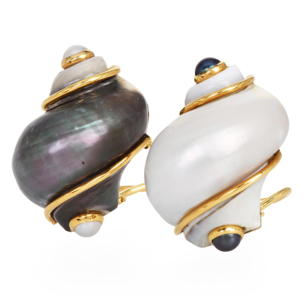 Orecchini Seaman Schepps Turbo Shell con perle bianche e nere in oro giallo 18 carati

Creazione audace e sofisticata dell'iconico designer americano Seaman Schepps, questo paio di orecchini vintage con conchiglia Turbo fonde magnificamente l'arte