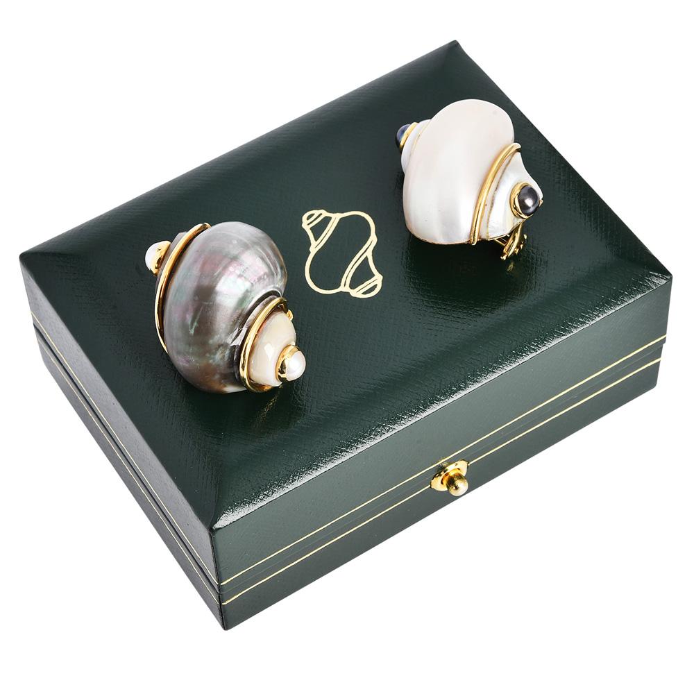 Rétro Orecchini Seaman Schepps Turbo Shell in oro 18k con perle bianche e nere in vendita