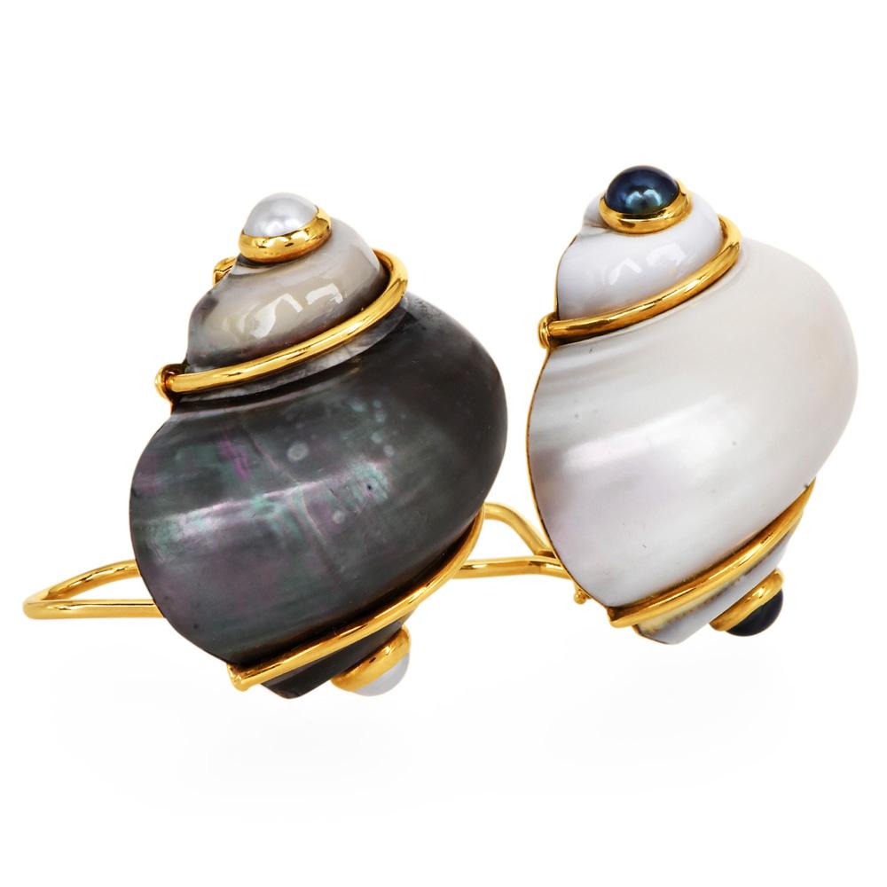 Orecchini Seaman Schepps Turbo Shell in oro 18k con perle bianche e nere In condizioni ottime in vendita a Miami, FL