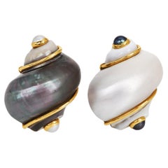 Seaman Schepps Boucles d'oreilles Turbo Shell en or 18 carats avec perles noires et blanches