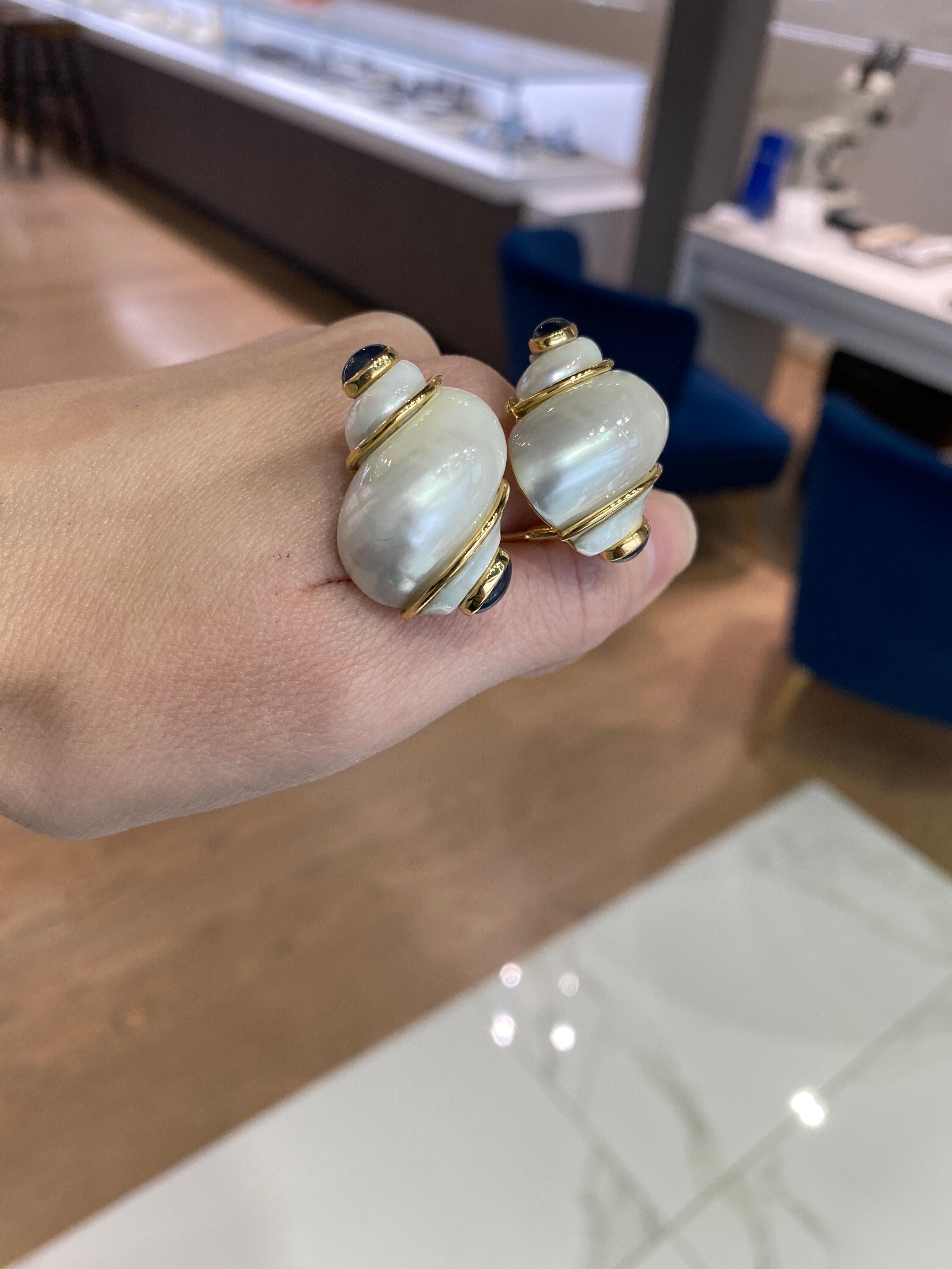 Seaman Schepps Turbo Muschel- und Saphir-Ohrringe aus Gold für Damen oder Herren im Angebot