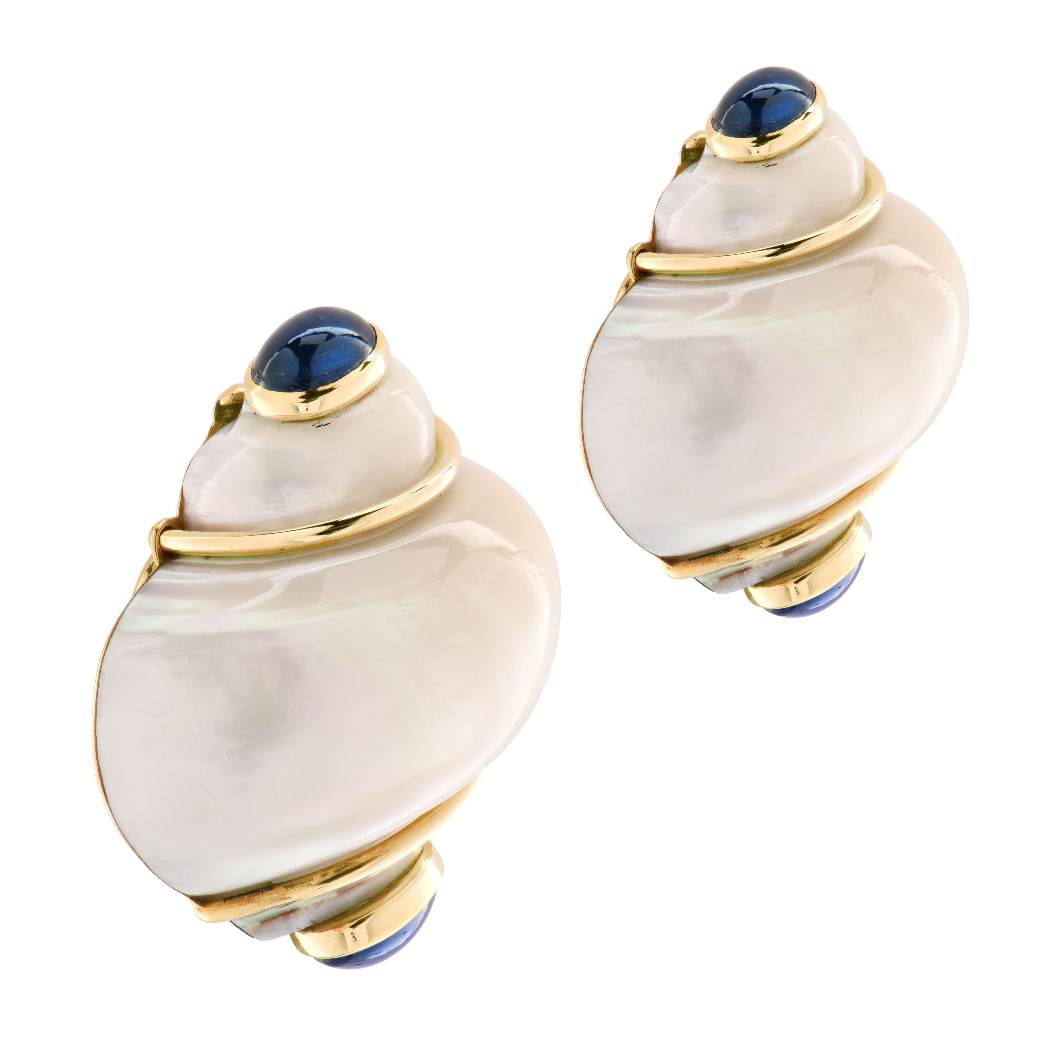 Issues de la maison américaine emblématique Seaman Schepps, ces boucles d'oreilles exceptionnelles incarnent le mélange d'art, de sophistication et d'inspiration balnéaire propre à la marque. Réalisés en or jaune 18 carats par des experts, ils
