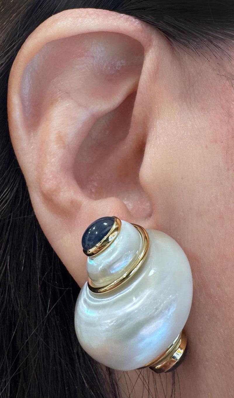 Moderne Boucles d'oreilles Seaman Schepps Turbo Shell en saphir bleu en vente