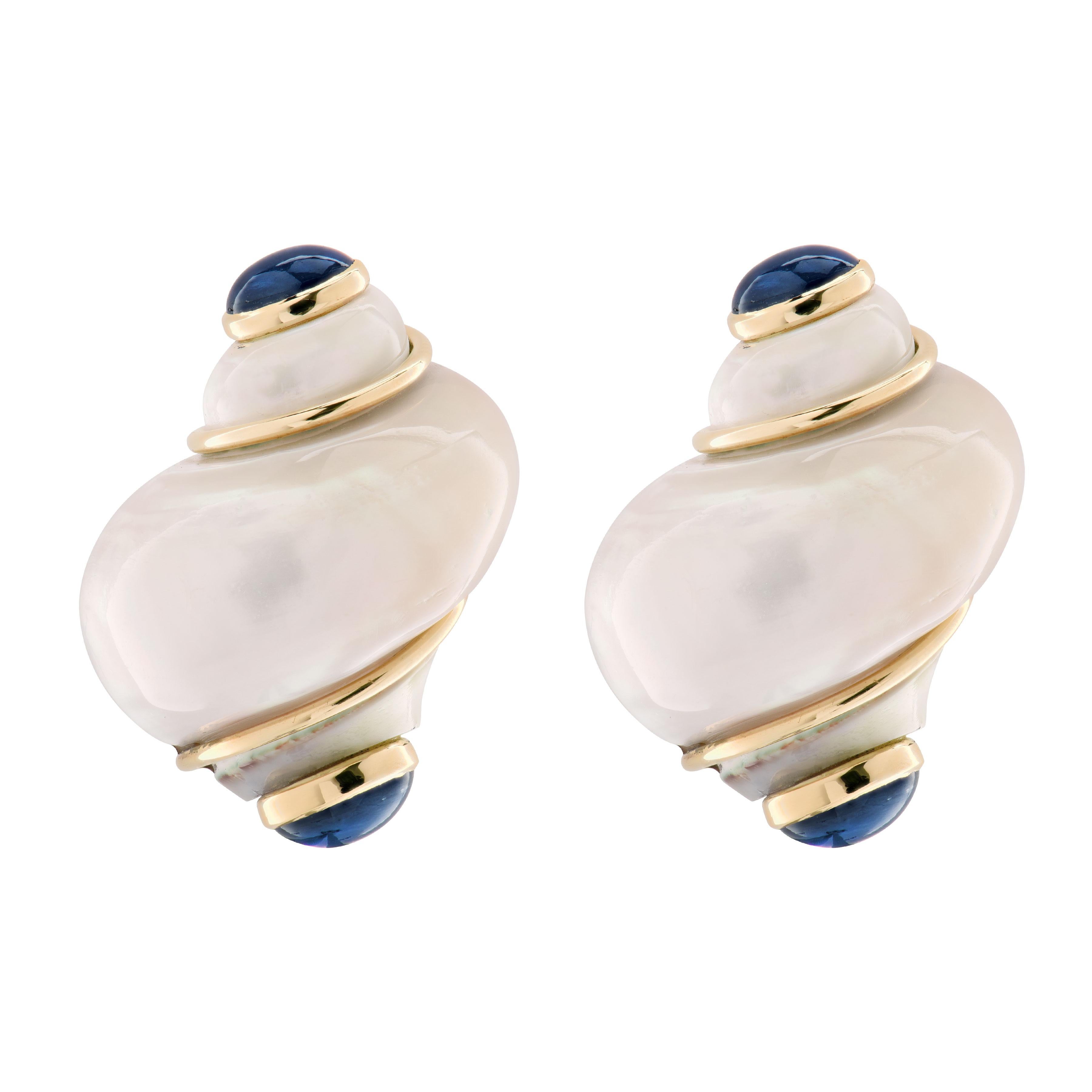 Taille cabochon Boucles d'oreilles Seaman Schepps Turbo Shell en saphir bleu en vente