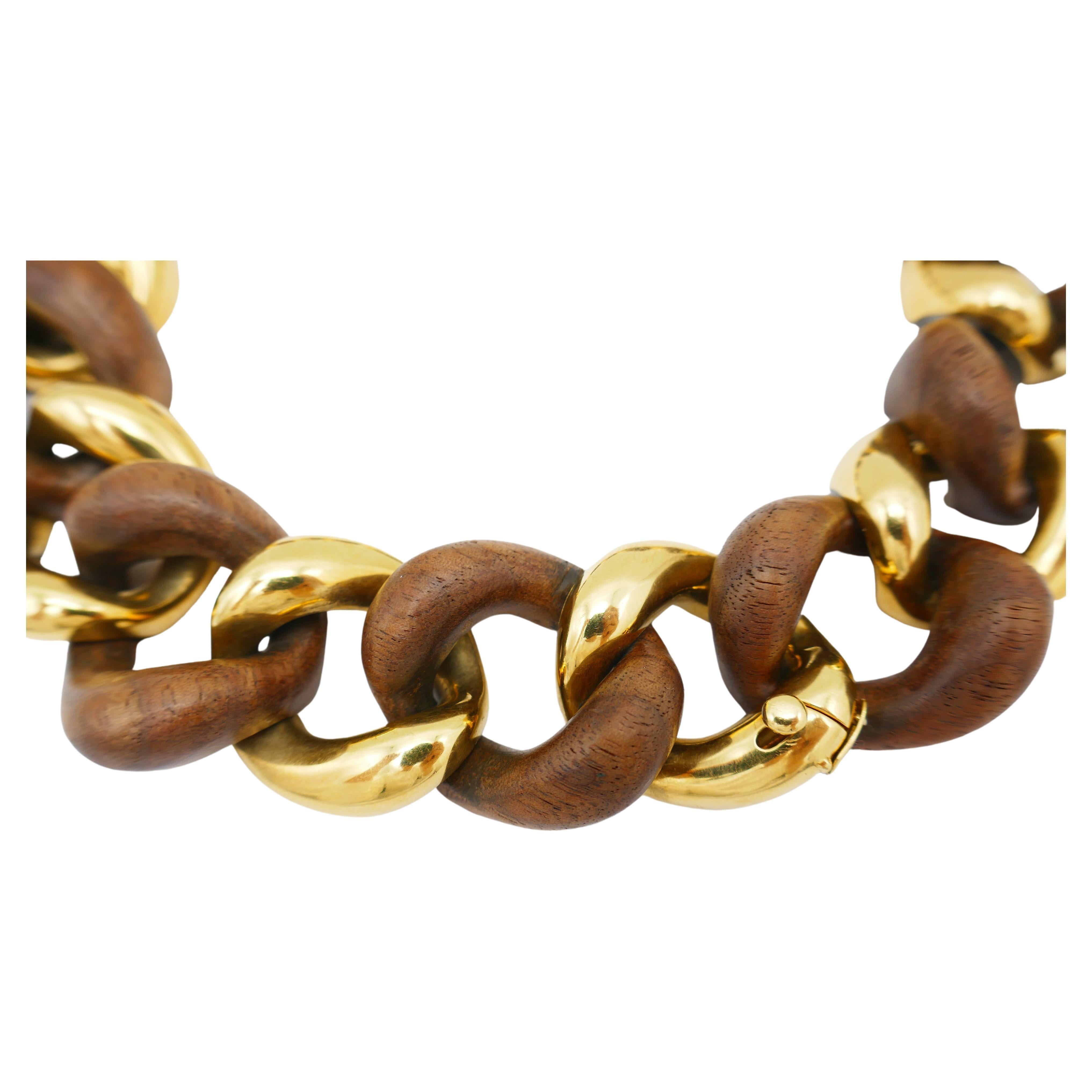 Das wunderschöne Set von Seaman Schepps aus Holz und 18-karätigem Gold besteht aus einer Panzerkettenkette, die sich in zwei Armbänder aufteilen lässt. 
Gestempelt mit den Herstellermarken von Seaman Schepps und einem Feingehaltsstempel für 18 Karat