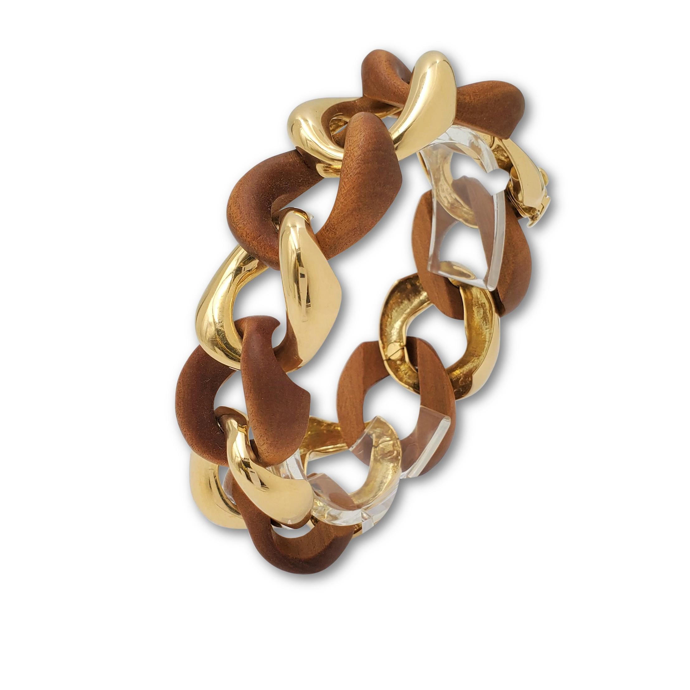 Authentic classic Seaman Schepps bracelet features alternating carved wood and 18 karat yellow gold curb links. Signed Seaman Schepps, 750, with serial number and hallmarks. The bracelet measures 7 1/2 inches in length. Not presented with the