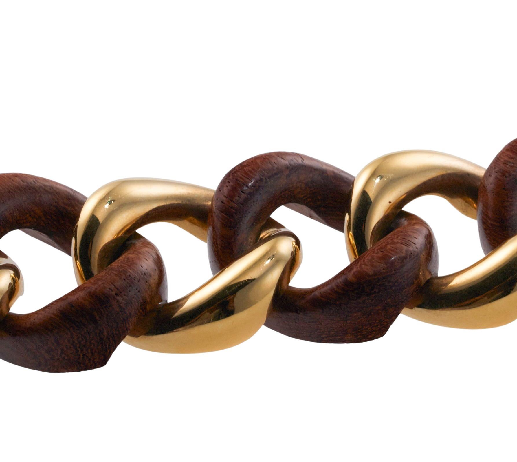 Bracelet à maillons moyens en or 18k et bois par Seaman Schepps. Le bracelet mesure 7 5/8