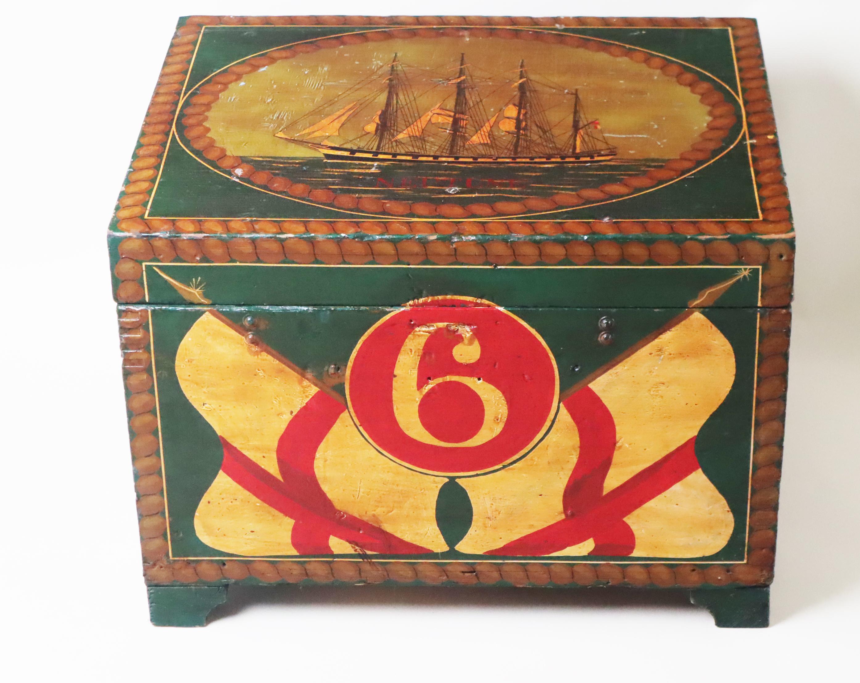 Montez à bord d'un voilier et laissez-vous séduire par ce coffre ancien. D'après l'inscription, ce joli coffre provient du voilier Neptune et servait de coffre à jeux pour les jeux de pont. Ce coffre est absolument magnifique ! Les peintures sont si