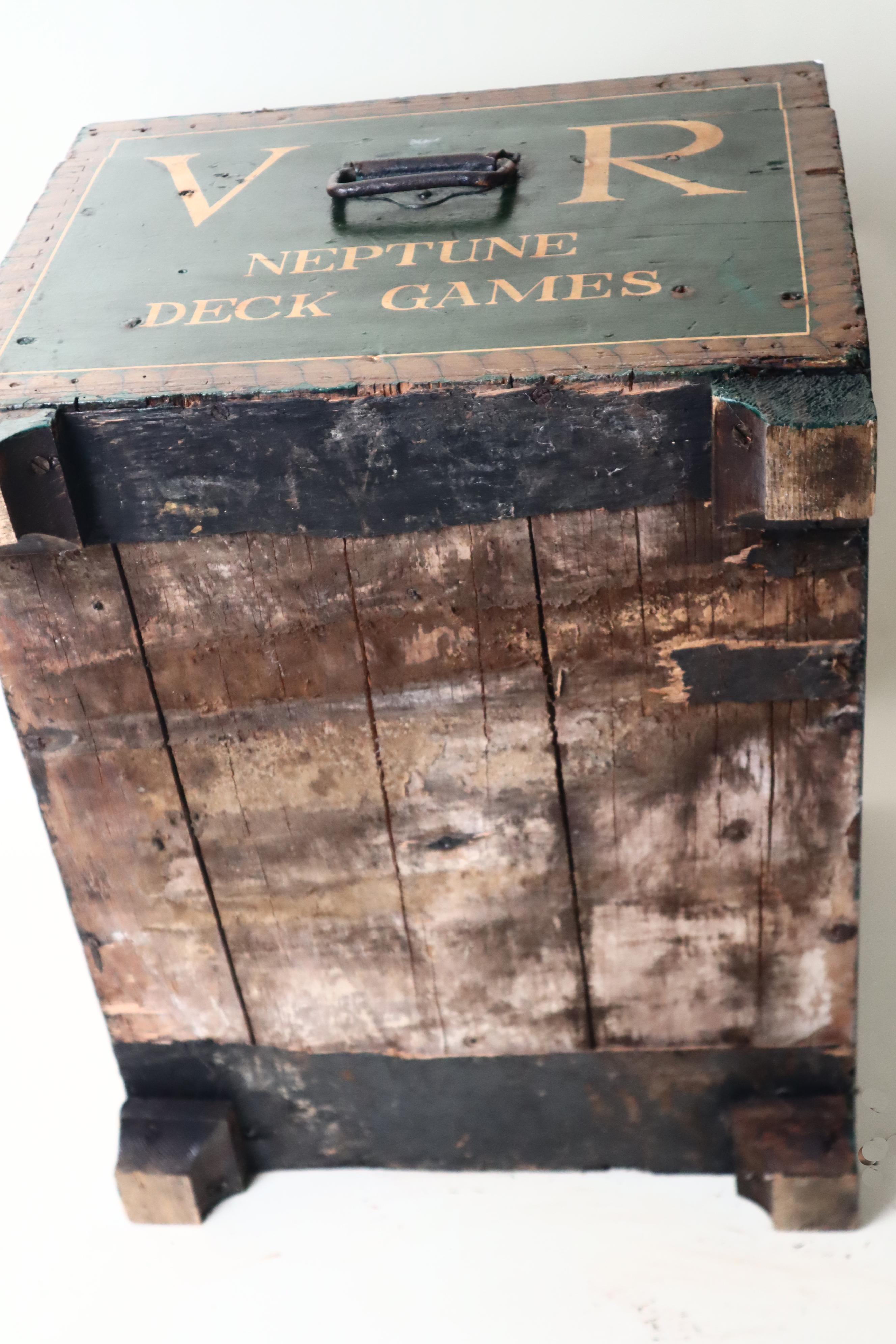 Colonial américain Coffre de matelot du voilier Neptune V.I.I. Jeux de cartes en vente