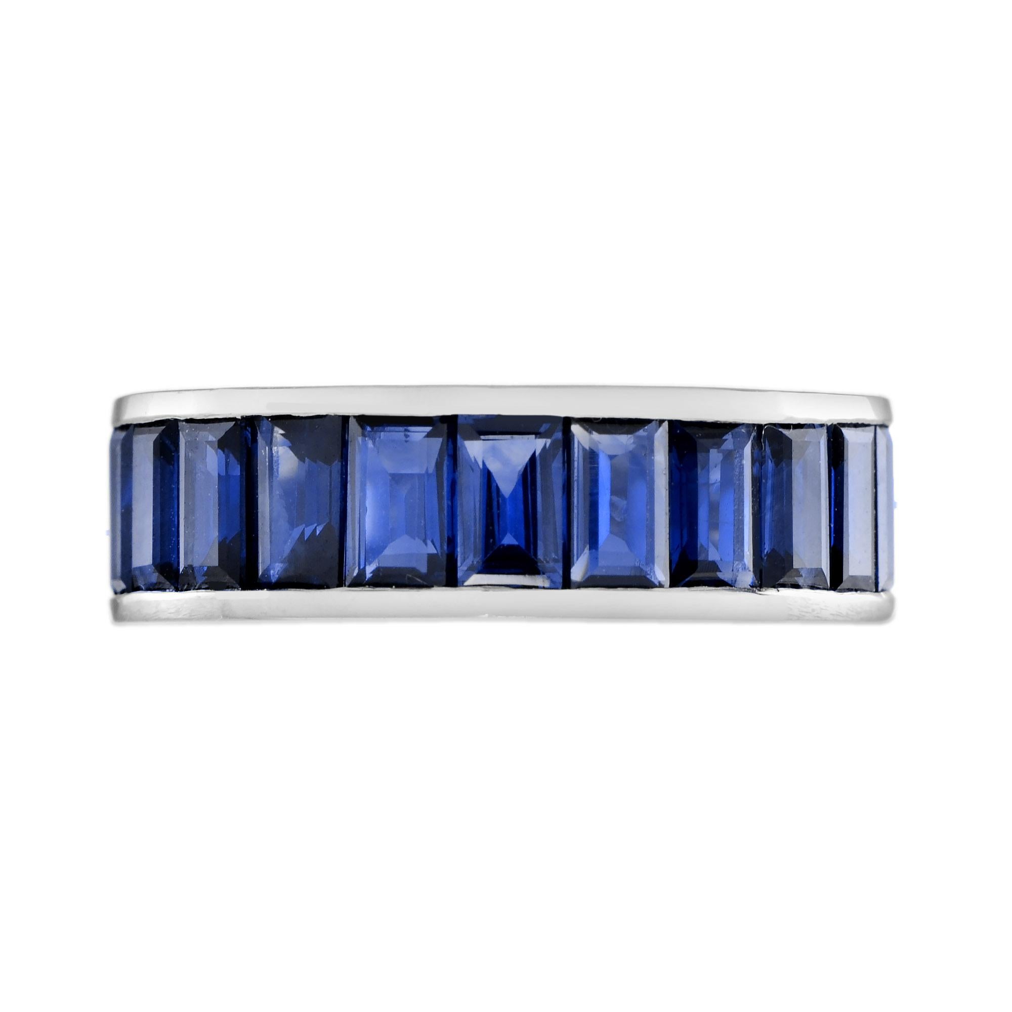 Art déco Bague unisexe sans couture en or blanc 18 carats avec baguette de saphir bleu en vente