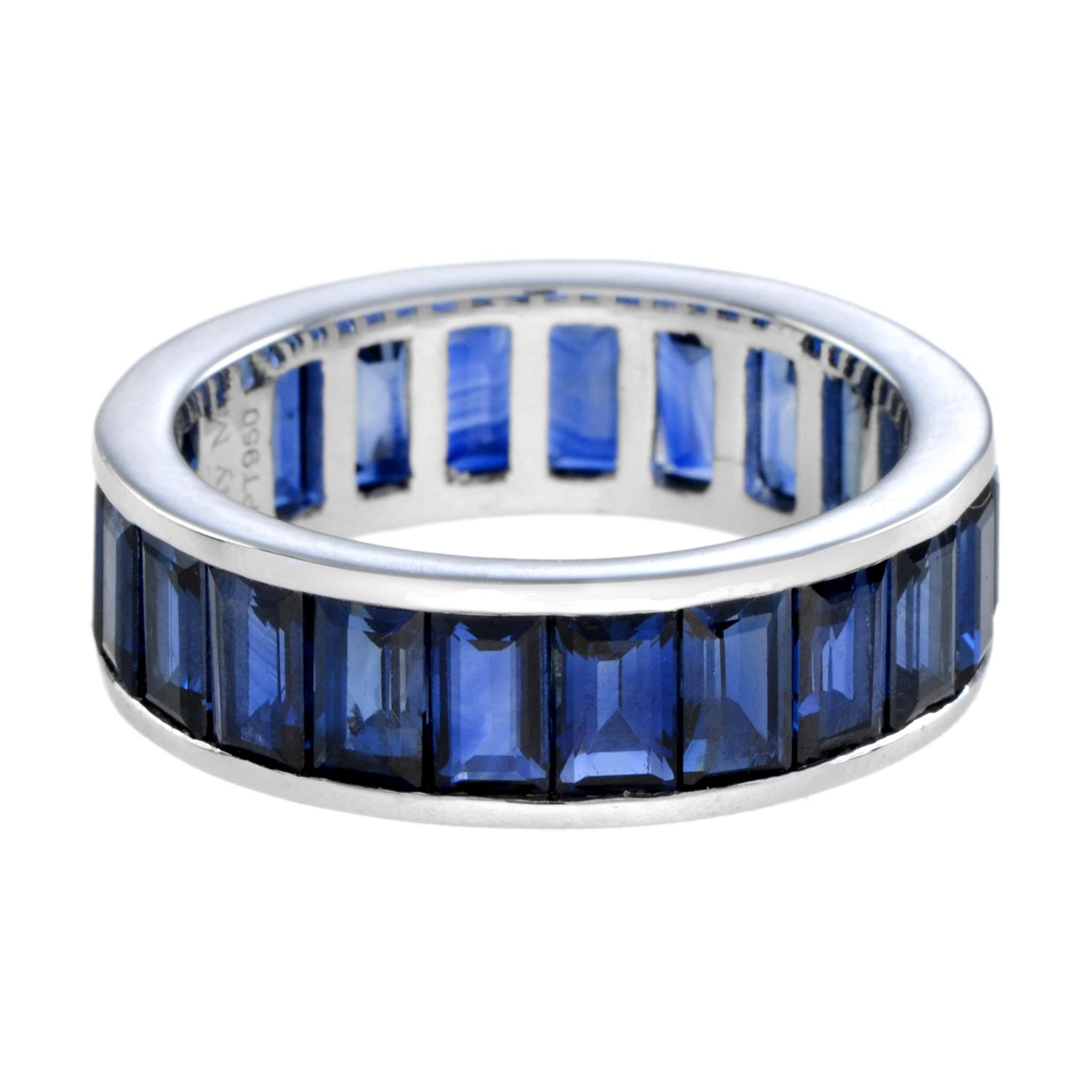 Bague unisexe sans couture en or blanc 18 carats avec baguette de saphir bleu en vente