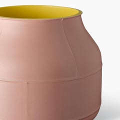 Vase décoratif en céramique « Seams » rose et jaune, par Benjamin Humbert