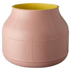 Vase décoratif en céramique « Seams » rose et jaune, par Benjamin Humbert