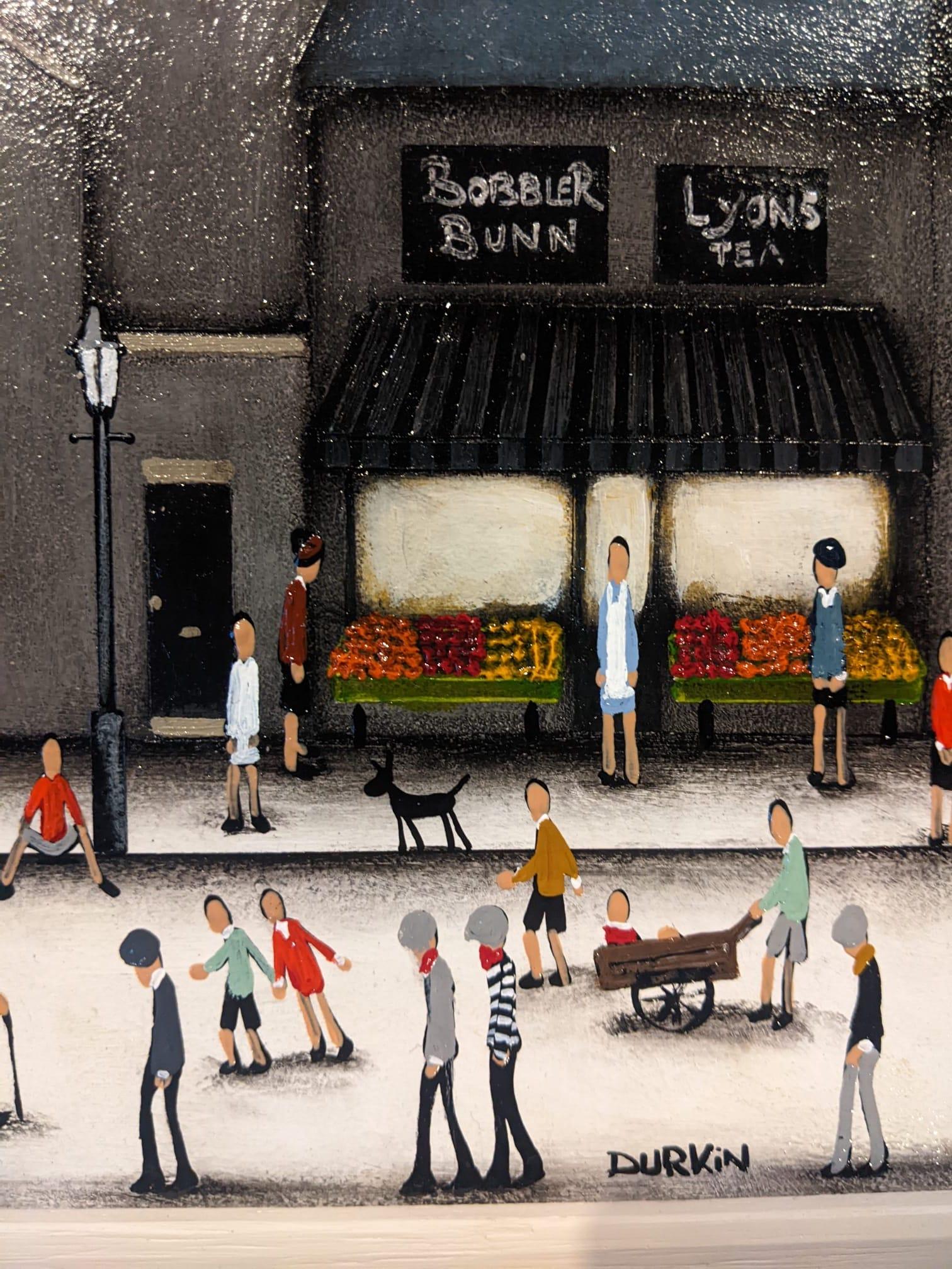 Peinture de style Lowry VI « Market Day and Bustling Street » (marché et rue animée), paysage urbain industriel en vente 1