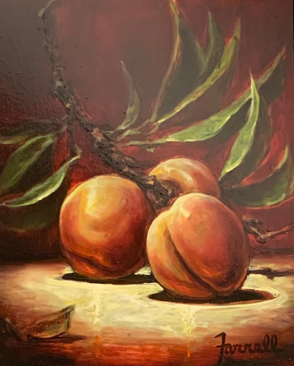 "Fresh Pick", es una pintura al óleo sobre tabla de 10x8 del artista Sean Farrell. Se muestra un arreglo de tres melocotones recién recolectados, todavía en el tallo con sus hojas. Las suaves curvas orgánicas de las hojas crean movimiento y fluidez