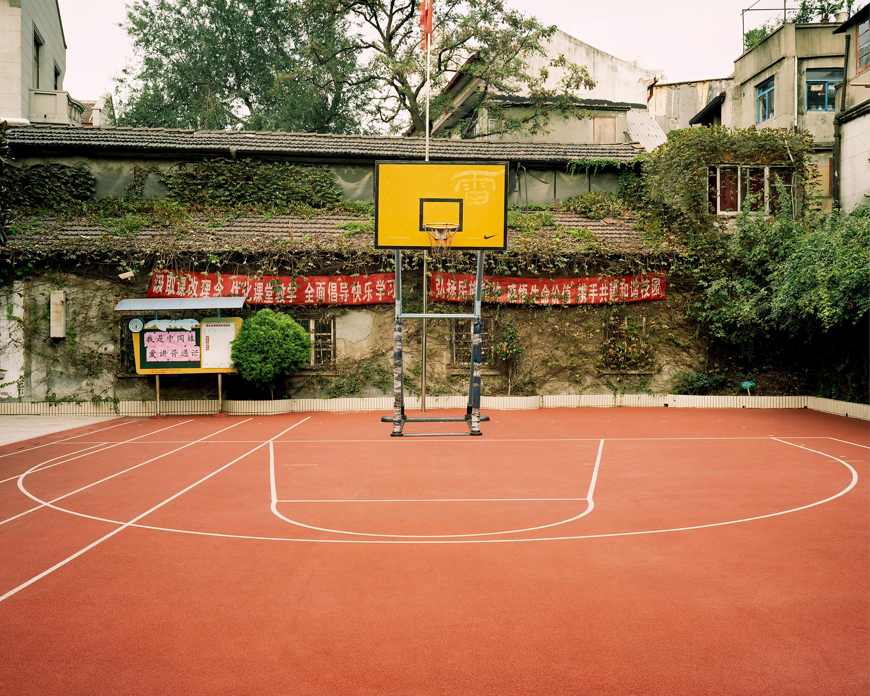 Color Photograph Sean Hemmerle - "Shanghai, Chine, 2006" photographie de terrain de basket-ball HOOPS en édition limitée