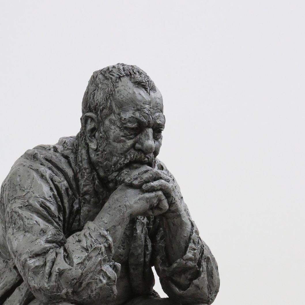 Sitzender Mann – Sculpture von Sean Henry