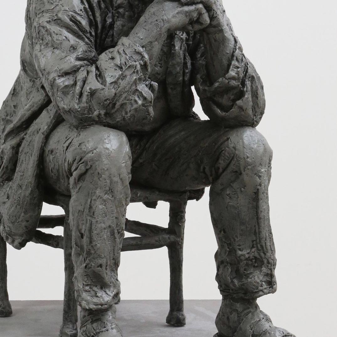 Sitzender Mann (Gold), Figurative Sculpture, von Sean Henry