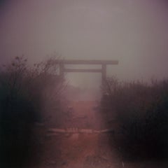 Amerikanische Fotografie von Sean Lotman, Koming oder Going? (Jioufen, Taiwan), 2018