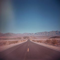 Amerikanische Fotografie von Sean Lotman, „Going My Way? (Death Valley, CA), 2008