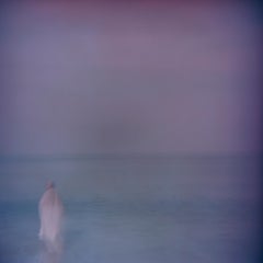 Fotografia americana di Sean Lotman, Uomo che cammina sull'acqua (Gokarna, India), 2010
