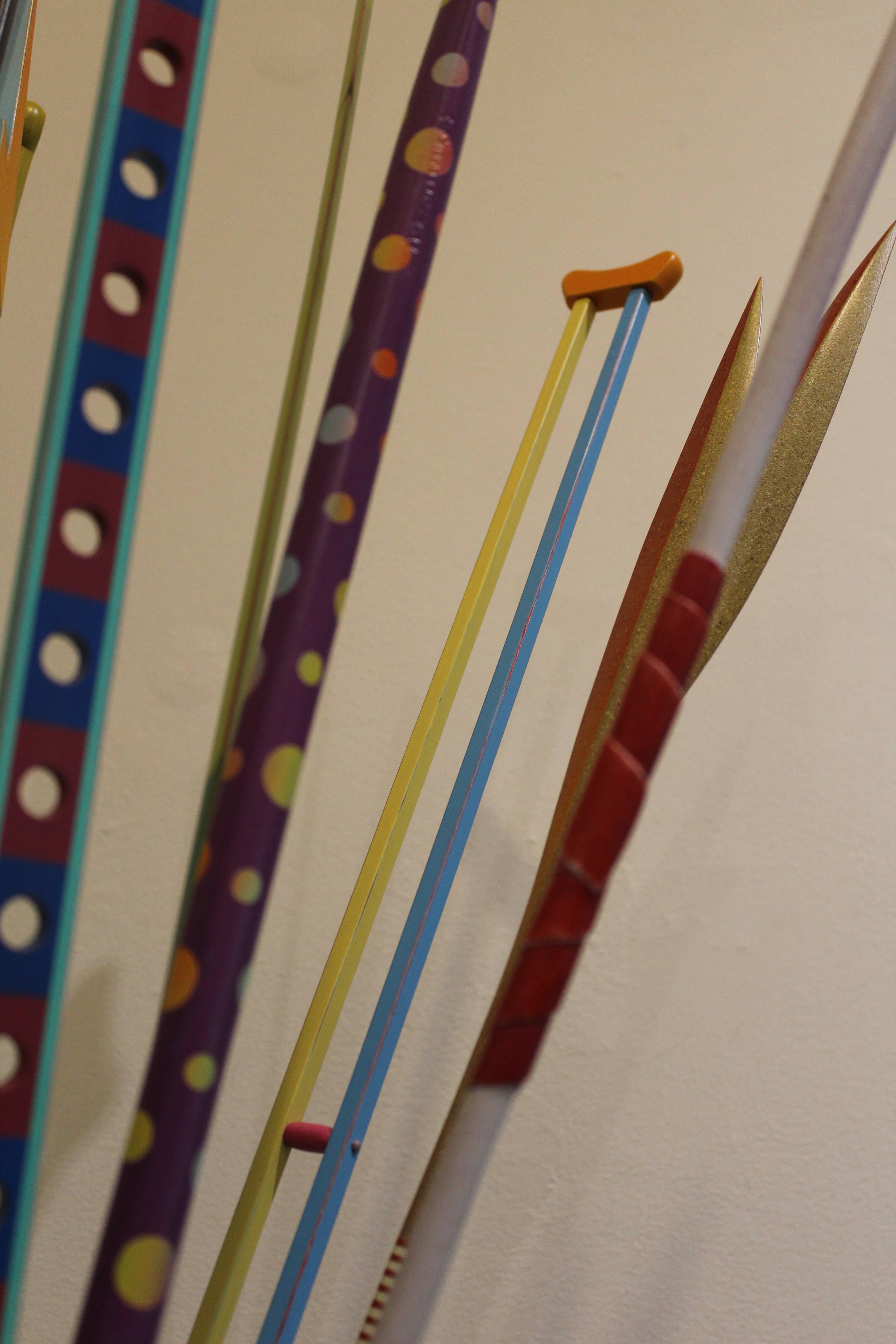 „Vase of Colorful Sticks“ (LARGE), original handgeschnitzte Holzskulptur im Angebot 5