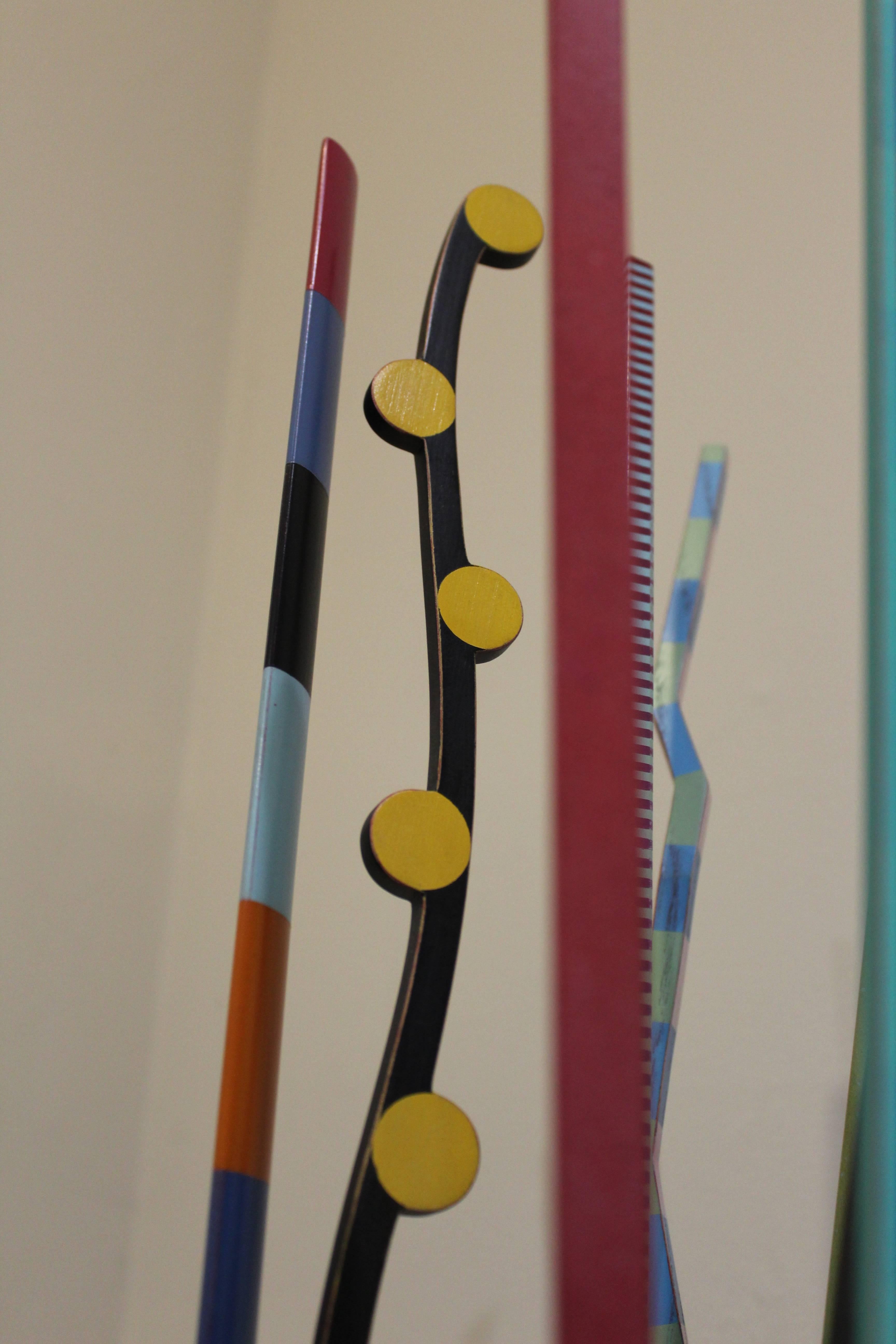 „Vase of Colorful Sticks“ (LARGE), original handgeschnitzte Holzskulptur im Angebot 2