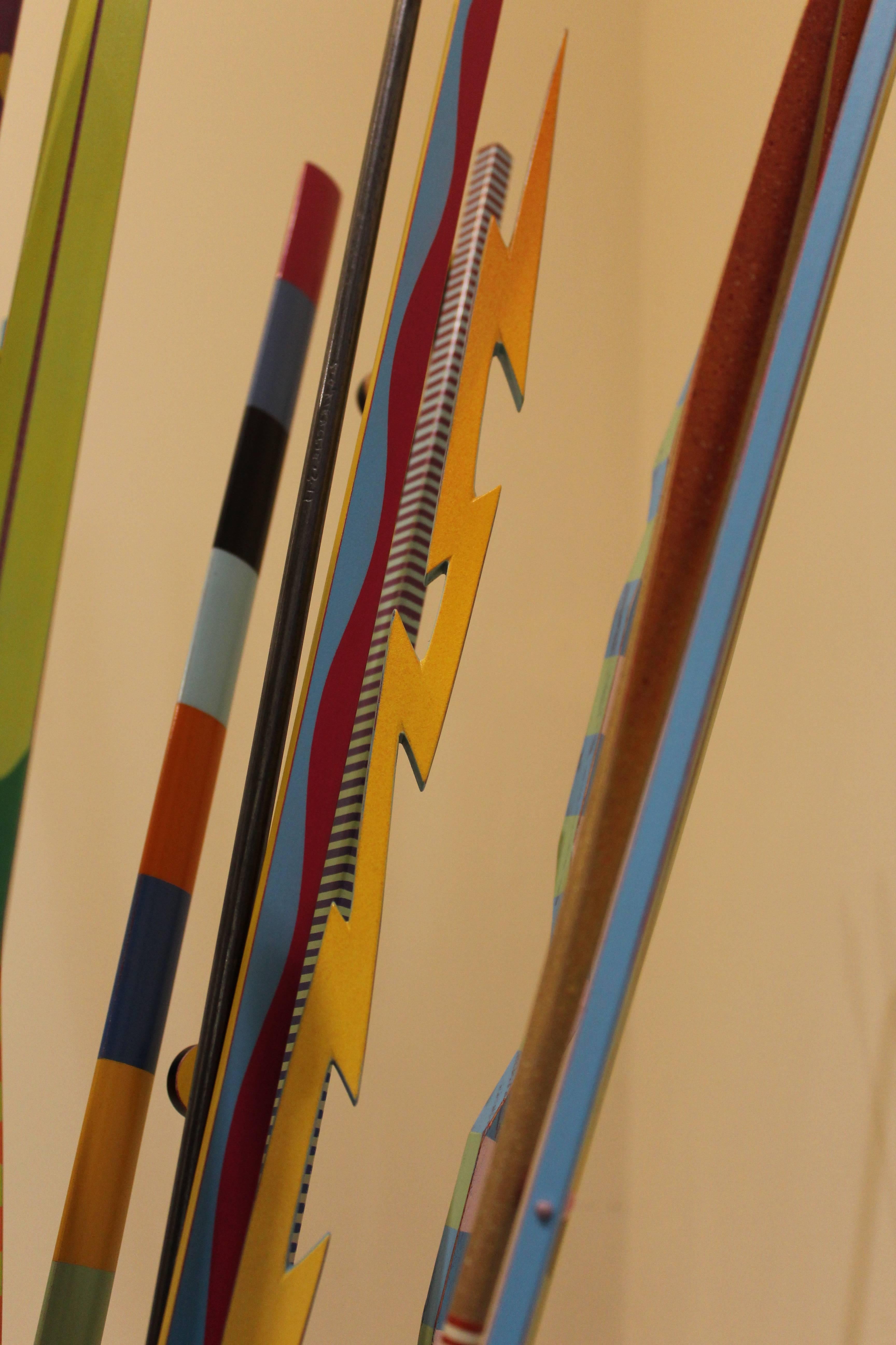 „Vase of Colorful Sticks“ (LARGE), original handgeschnitzte Holzskulptur im Angebot 3