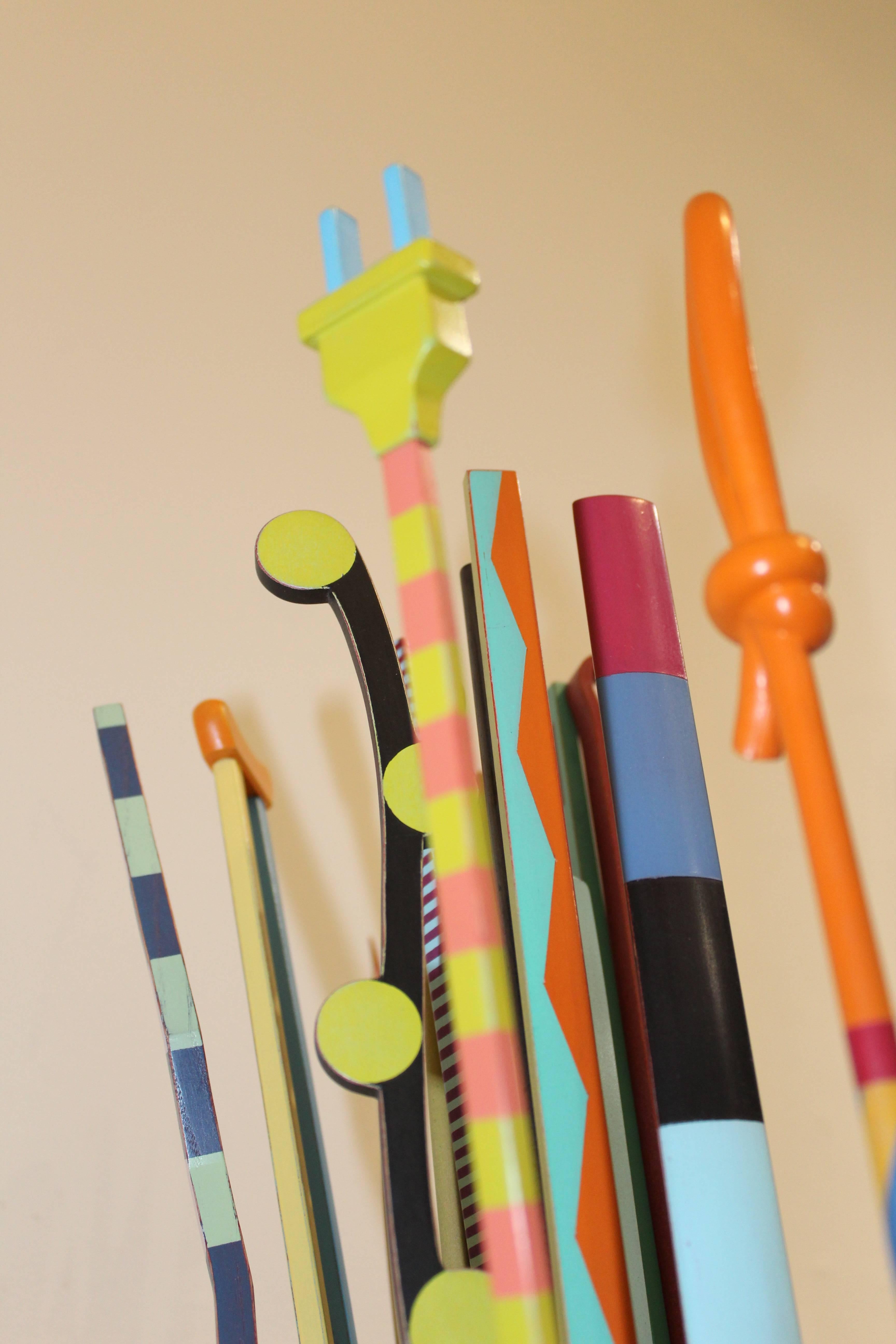 „Vase of Colorful Sticks“ (LARGE), original handgeschnitzte Holzskulptur im Angebot 4