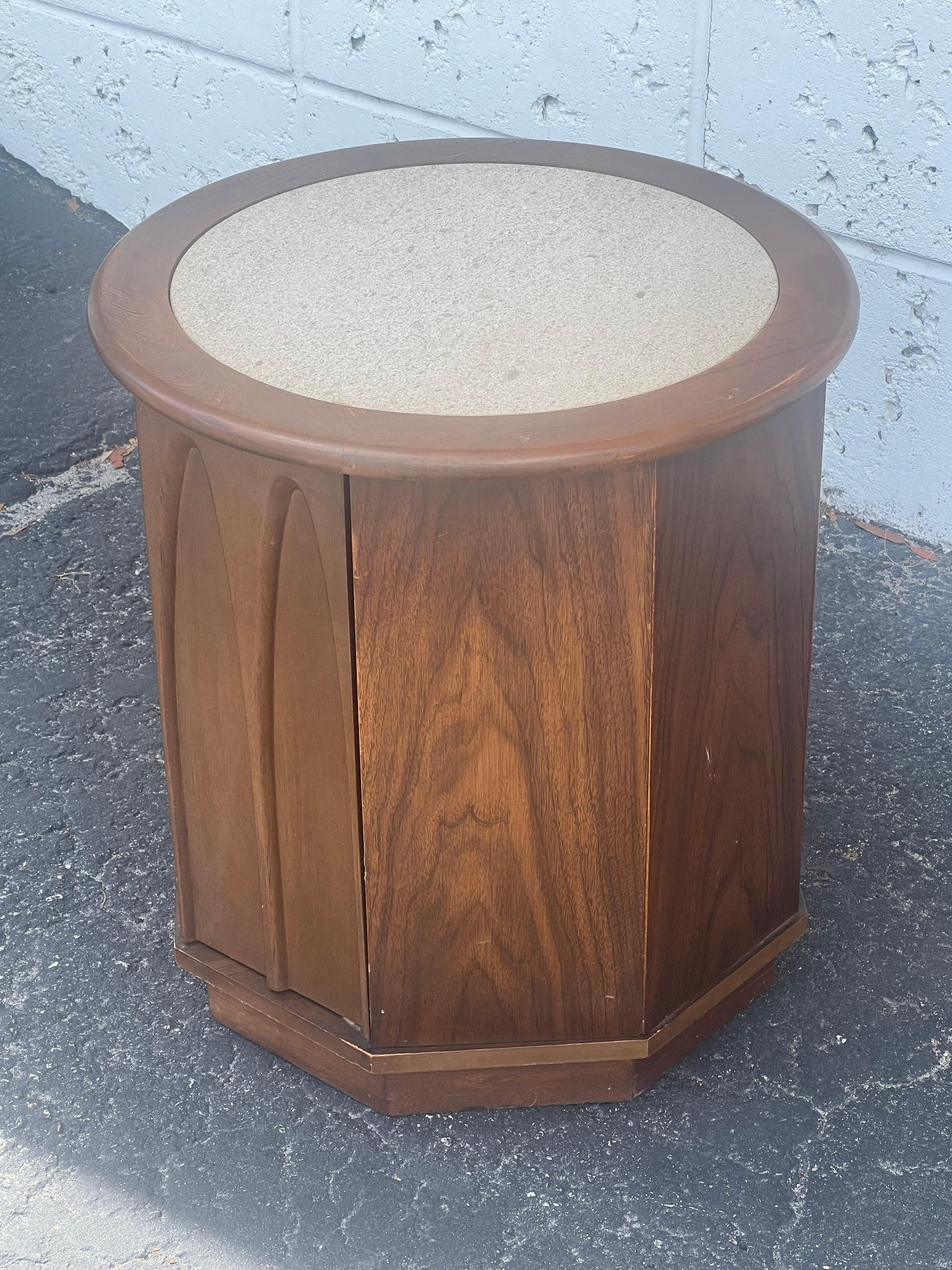 Table d'appoint hexagonale élégante de Sears de la Collection Trendsetter vers 1971. S'ouvre pour révéler un espace de rangement, dessus en travertin.