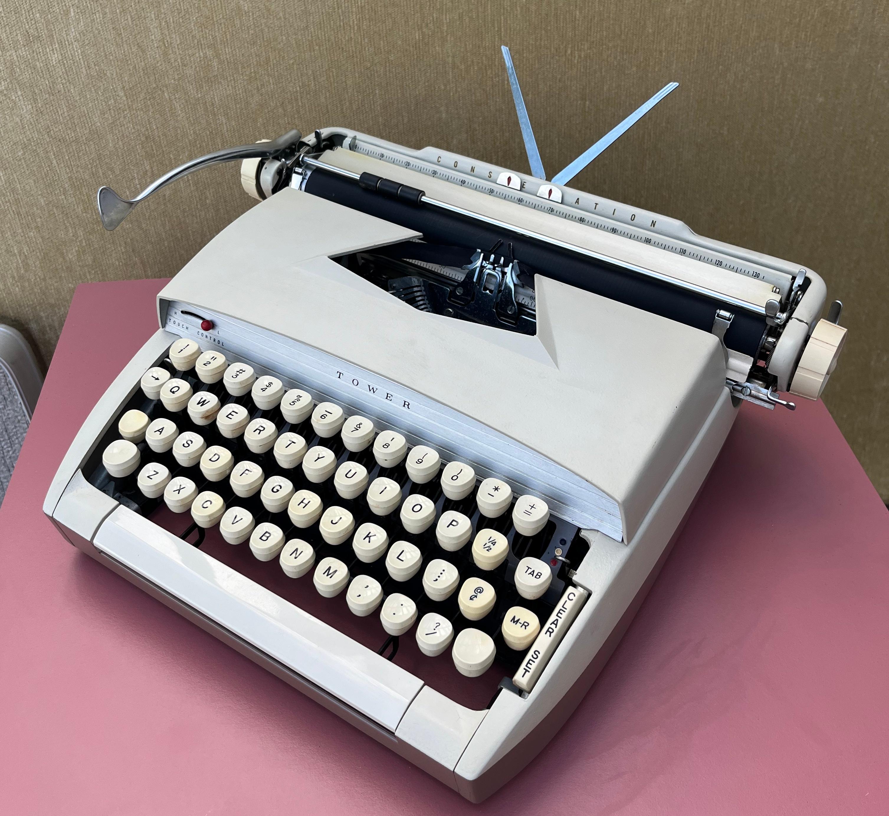 Sears Tower Constellation Portable Typewriter W/Metal Case. Circa 1960s. For Sale 5