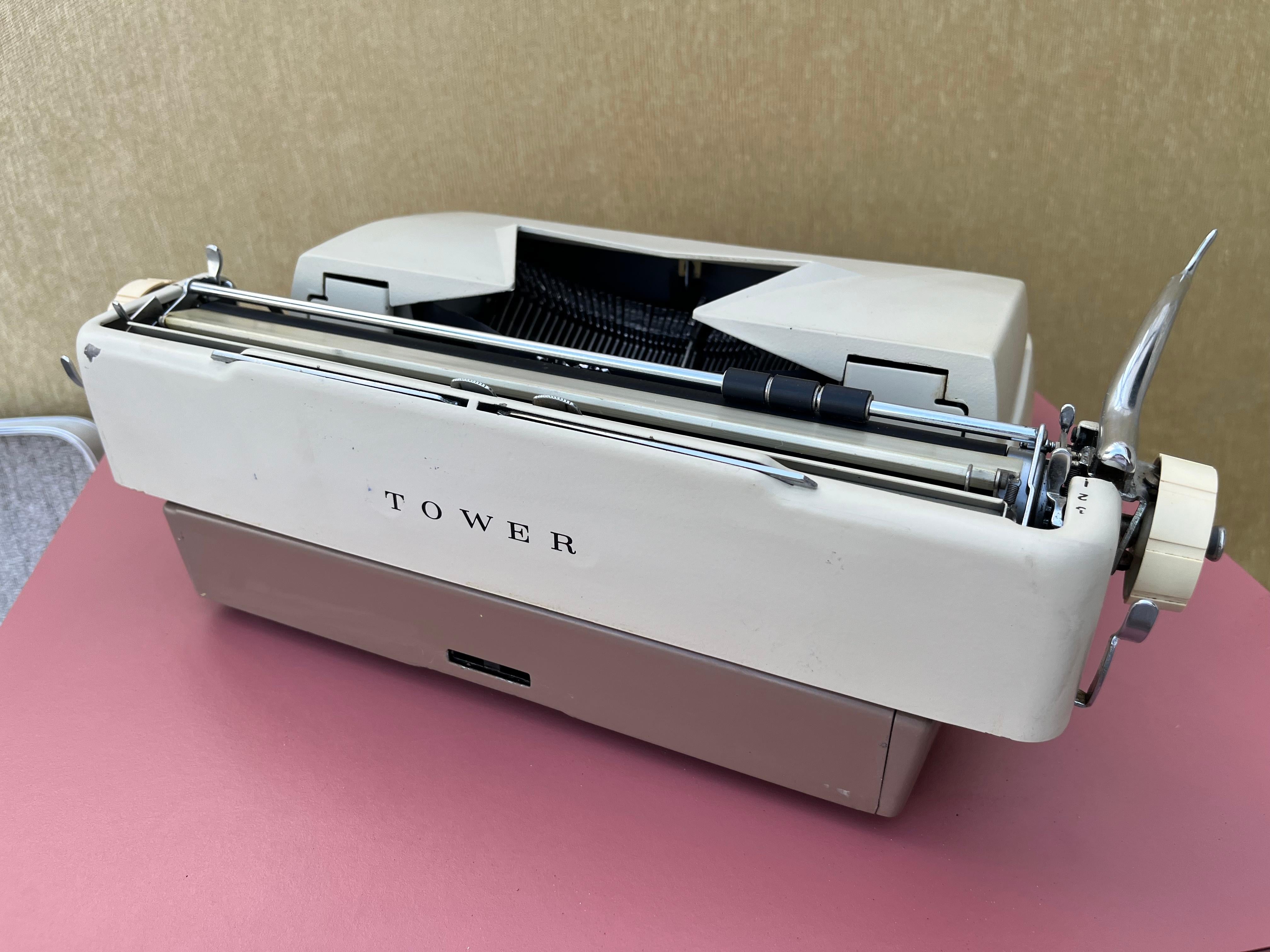 Sears Tower Constellation Portable Typewriter W/Metal Case. Circa 1960s. For Sale 9