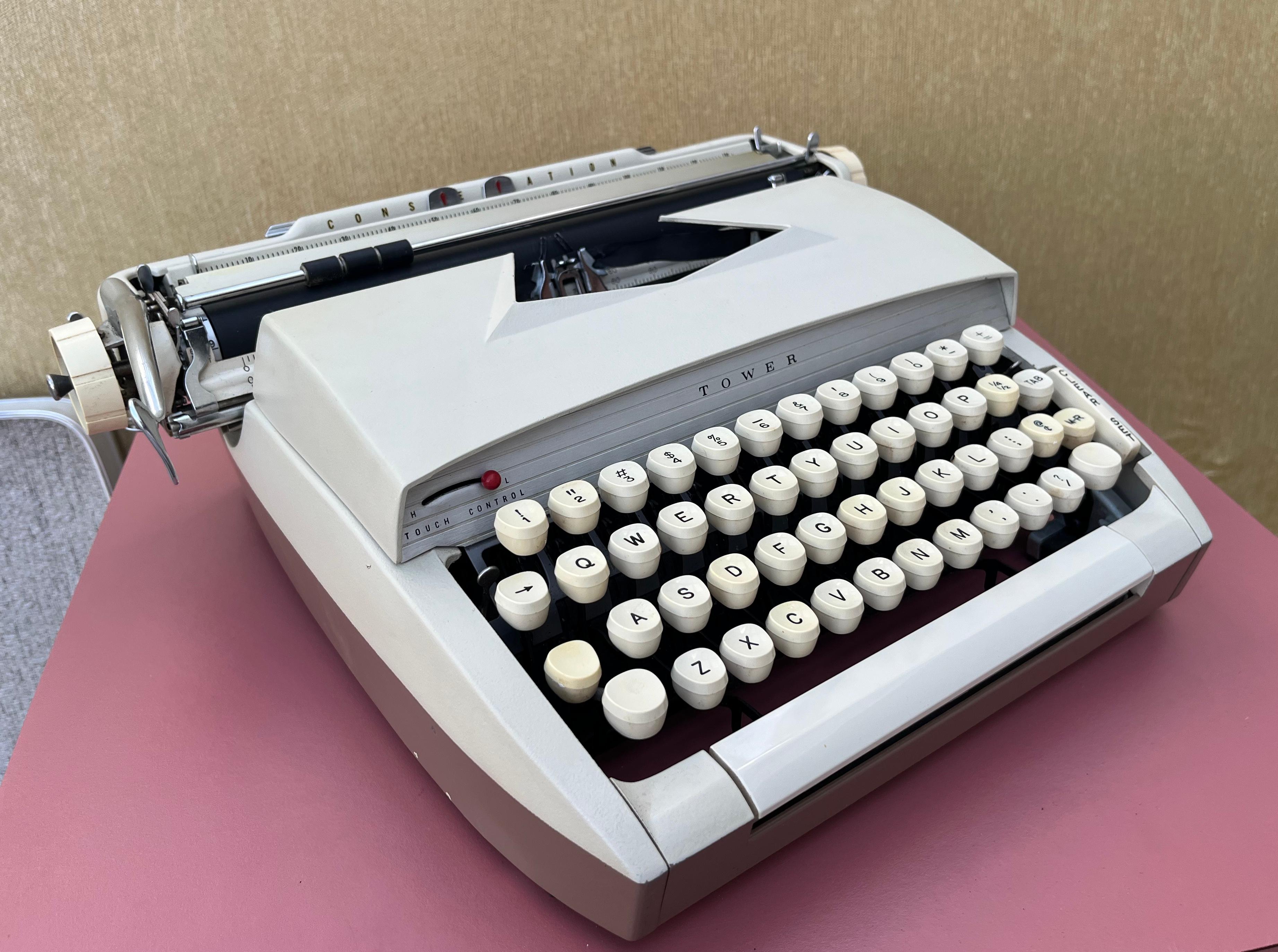 Sears Tower Constellation Portable Typewriter W/Metal Case. Circa 1960s. For Sale 11
