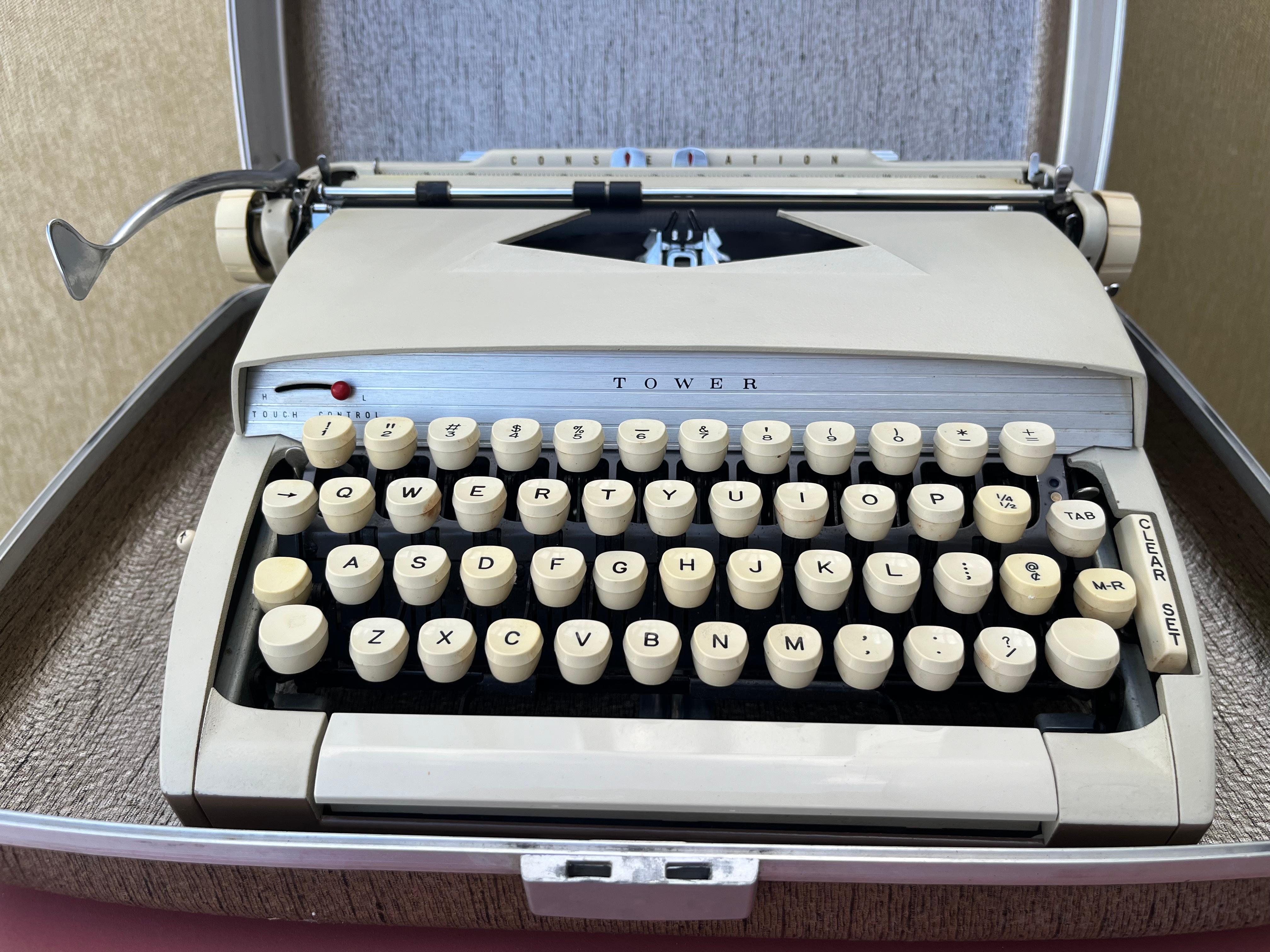 Métal Type-writer portable Tower Constellation de Sears avec étui en métal. Vers les années 60. en vente