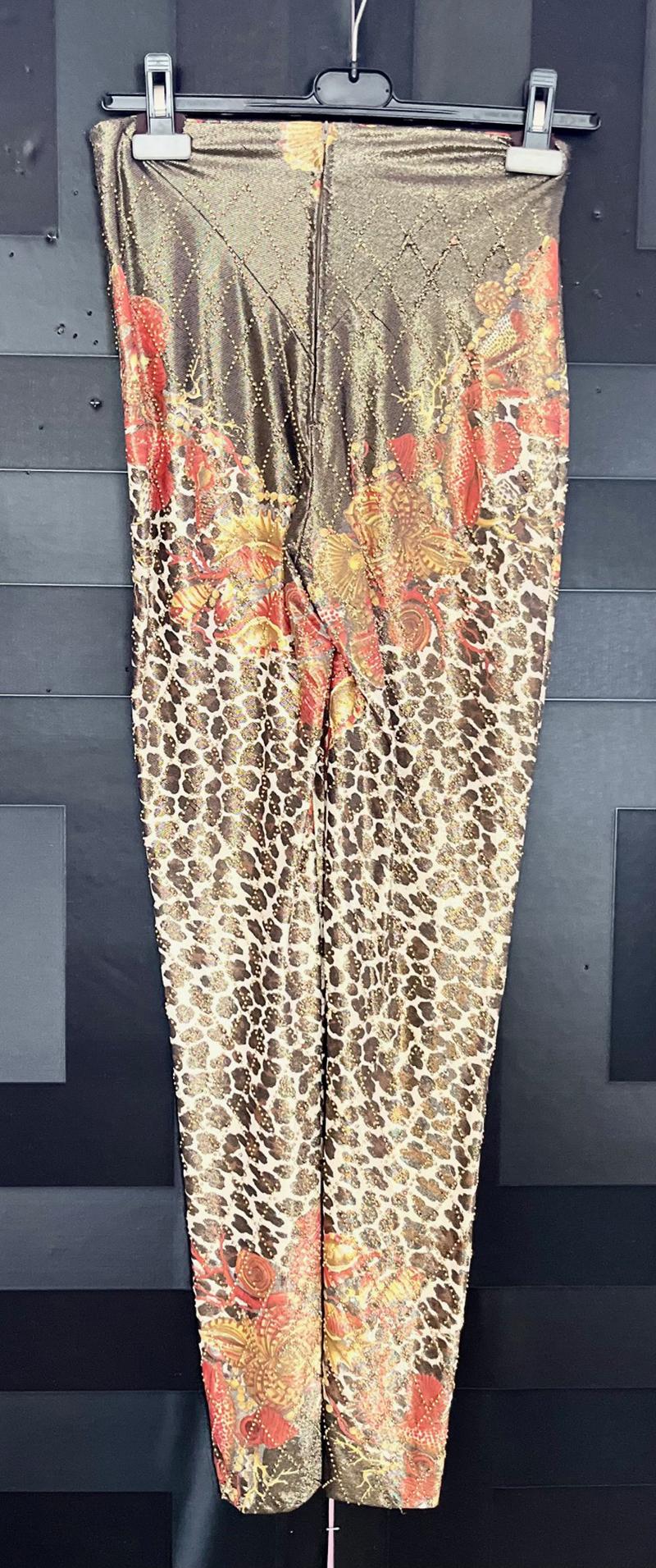 GIANNI VERSACE

VINTAGE SEASHELL BAROQUE LEGGINGS 

Beaded with golden rivets

Animal Print

Content: 60% viscose, 40% polyester

Comes with Versace hanger and Versace travel garment bag. 
 100% authentic guarantee 


       PLEASE VISIT OUR STORE